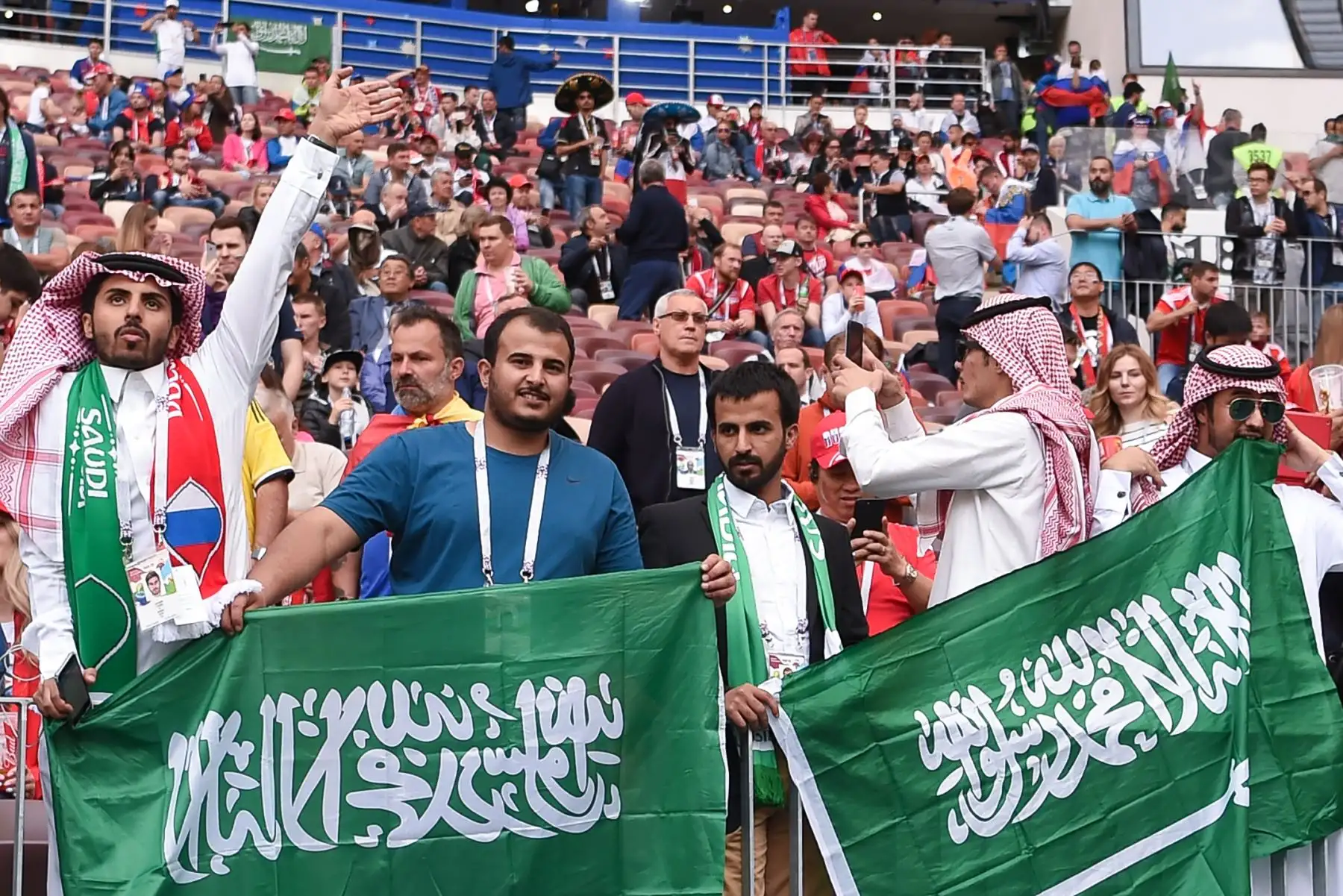 Los fanáticos de Arabia Saudita esperan el comienzo del partido de fútbol Rusia A del Grupo A de la Copa Mundial 2018 entre Rusia y Arabia Saudita en el Estadio Luzhniki. Foto: AFP