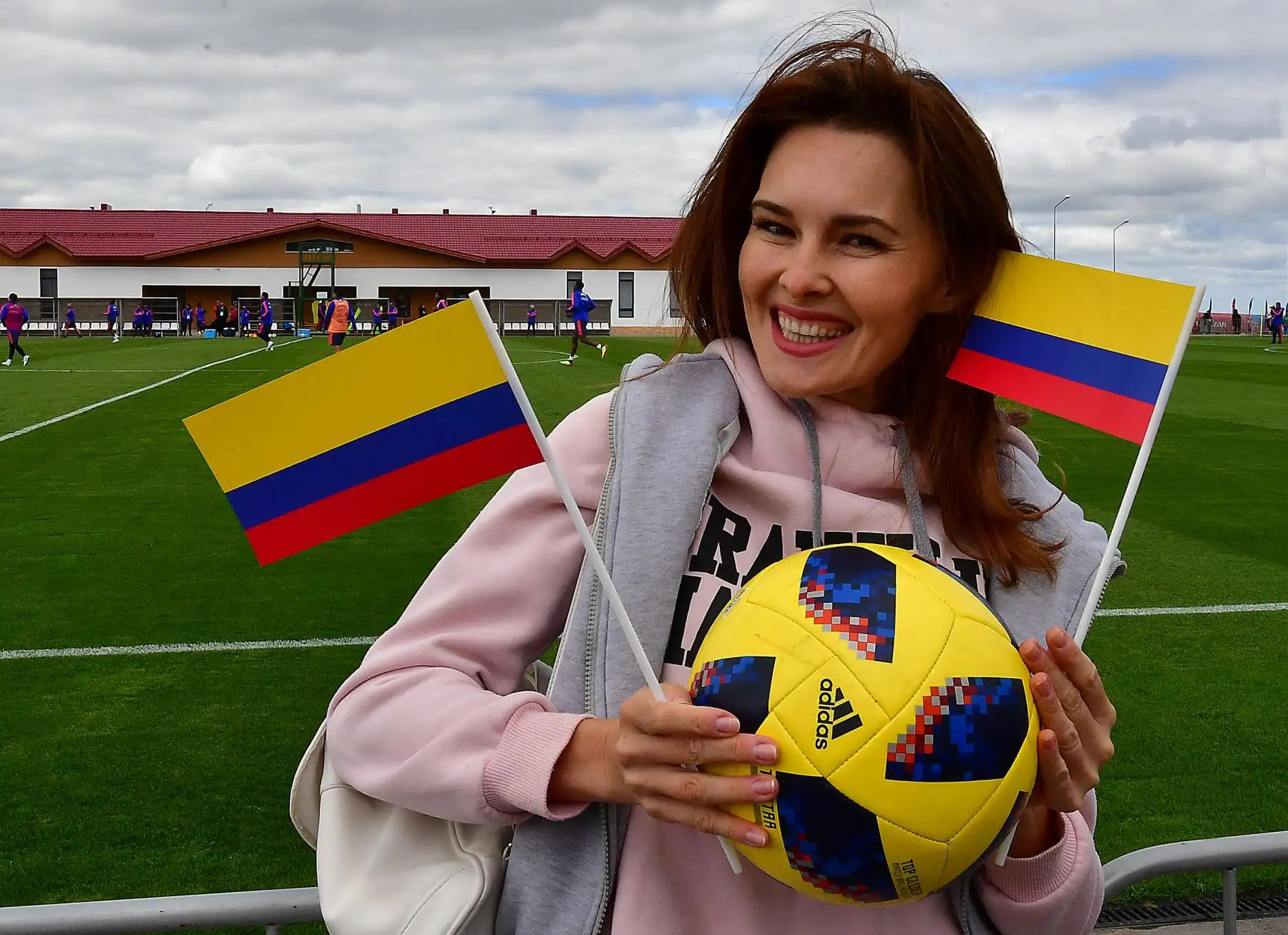 Un simpatizante de Colombia aplaude a su equipo durante una sesión de entrenamiento en Kazán. Foto: AFP