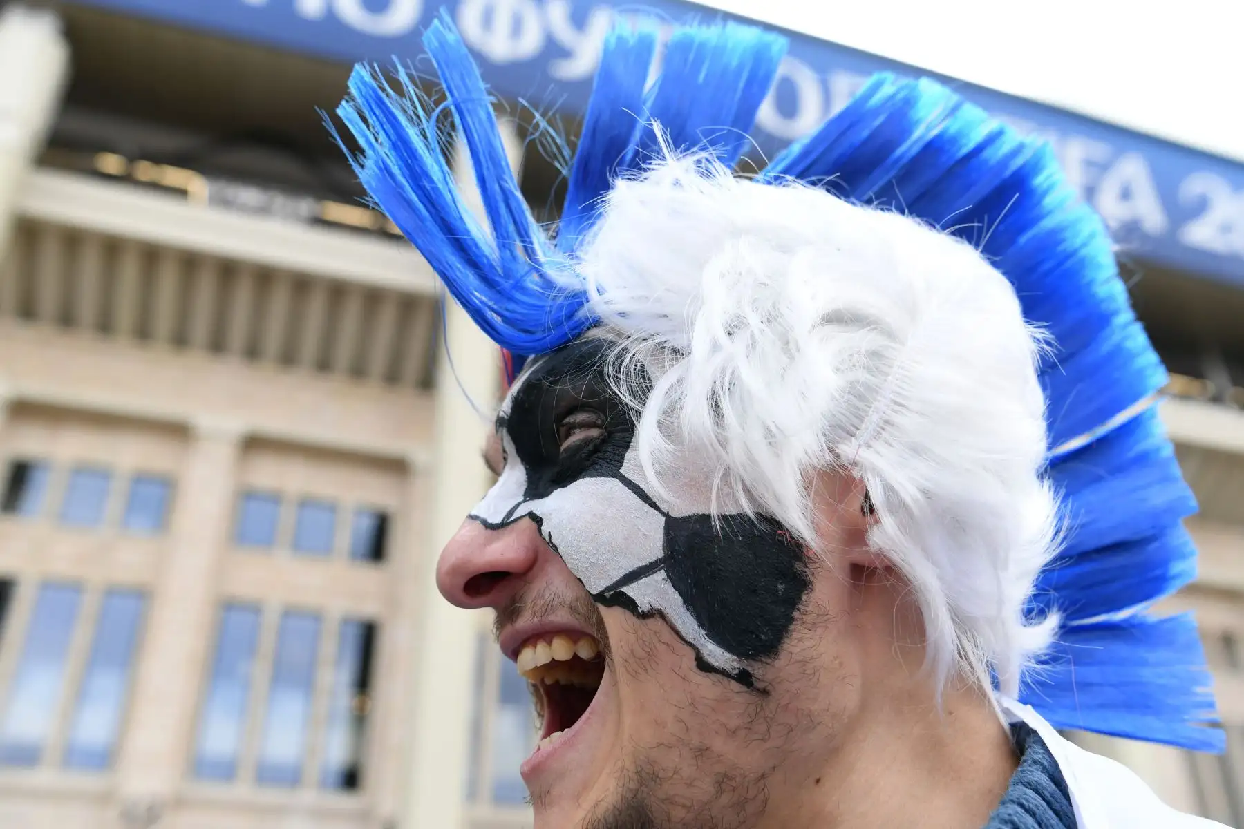 Un seguidor ruso posa delante del partido de fútbol del Grupo A de la Copa Mundial Rusia 2018 entre Rusia y Arabia Saudita fuera del Estadio Luzhniki en Moscú Foto:  AFP