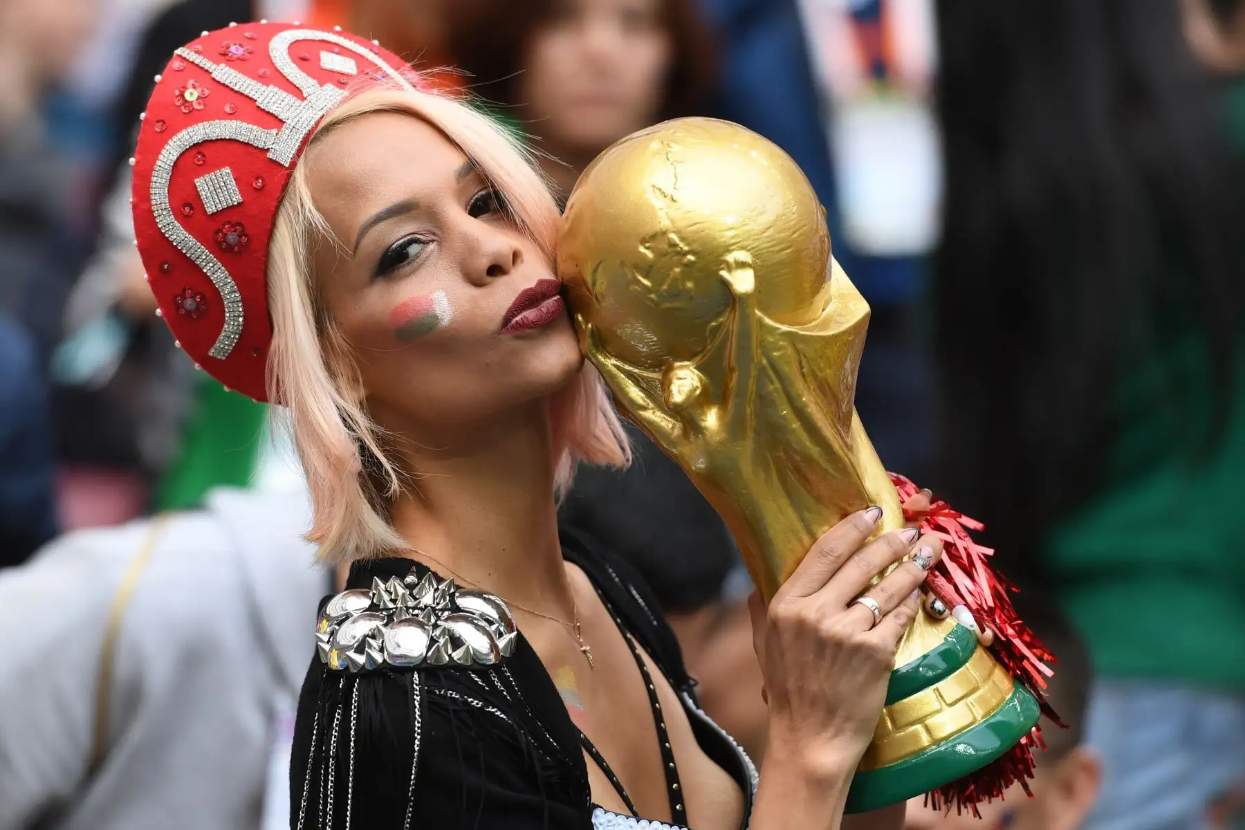 Una mujer Rusa hace barra a su selección antes del partido de fútbol preliminar ronda entre Rusia y Arabia Saudita en Moscú, Rusia, 14 de junio de 2018. Foto: EFE