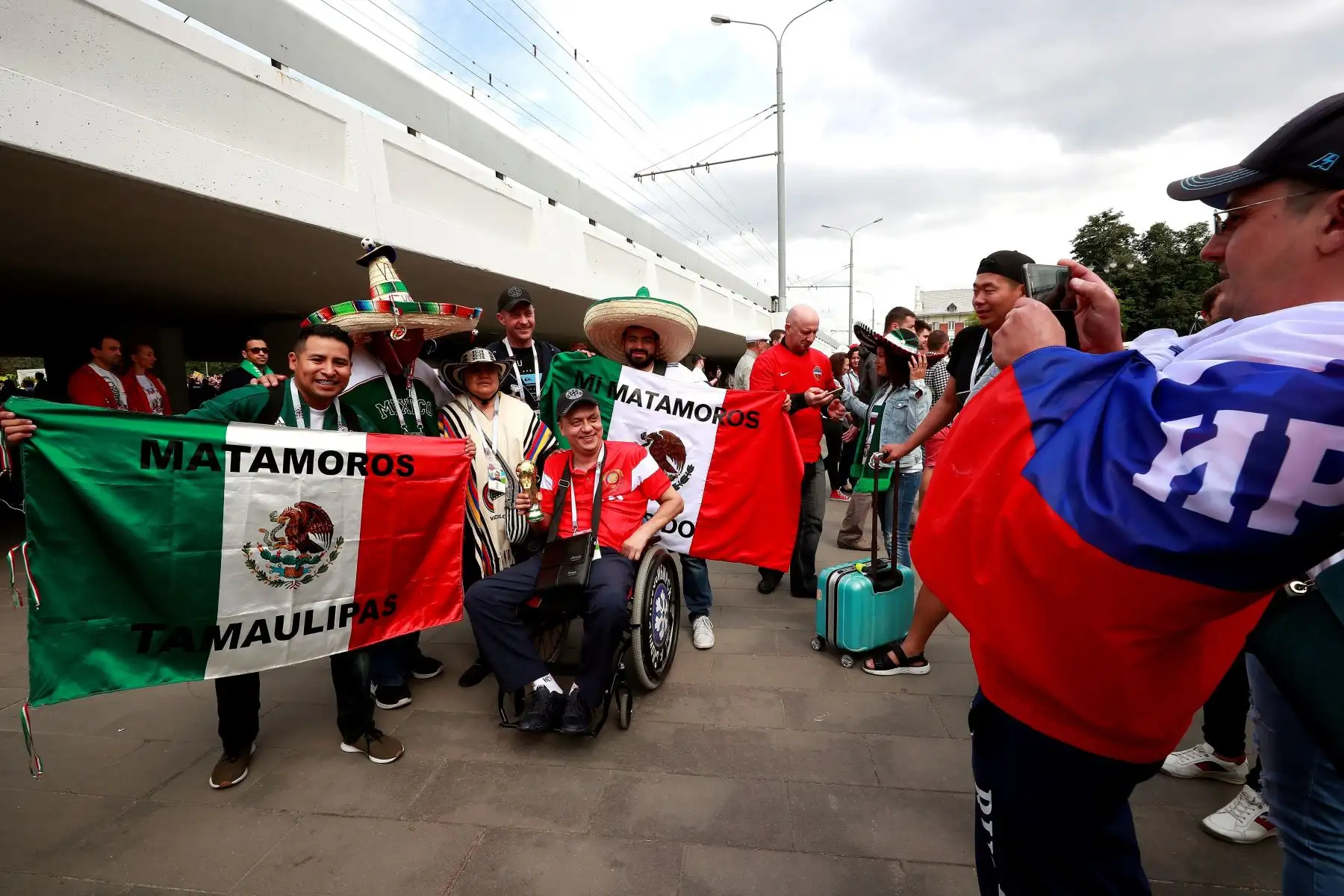 Aficionados mexicanos esperan en los alrededores del estadio el inicio del partido inaugural del Mundial de Rusia 2018 entre las selecciones de Rusia y Arabia SaudÌ, en el Estadio Luzhniki de Moscú. Foto: EFE