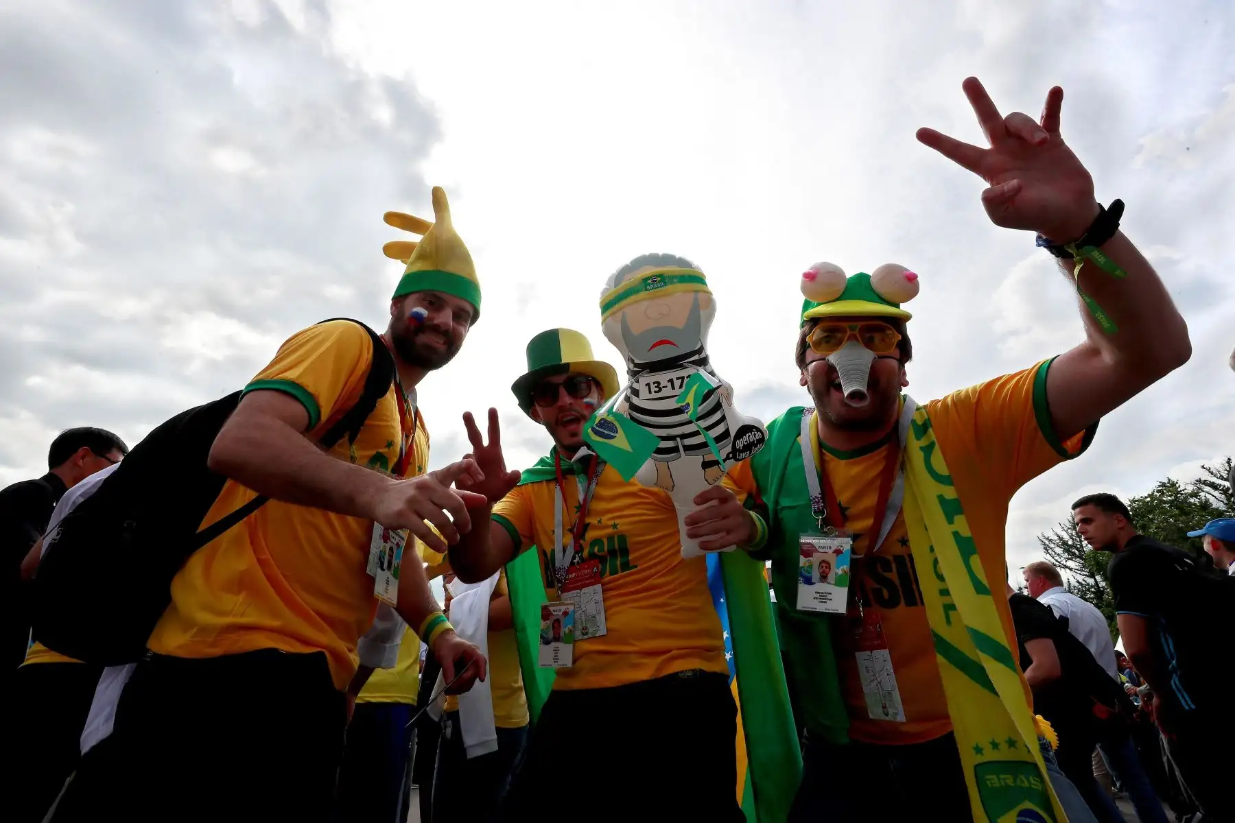 Aficionados Brasileros esperan en los alrededores del estadio el inicio del partido inaugural del Mundial de Rusia 2018 entre las selecciones de Rusia y Arabia SaudÌ, en el Estadio Luzhniki de Moscú. Foto: EFE