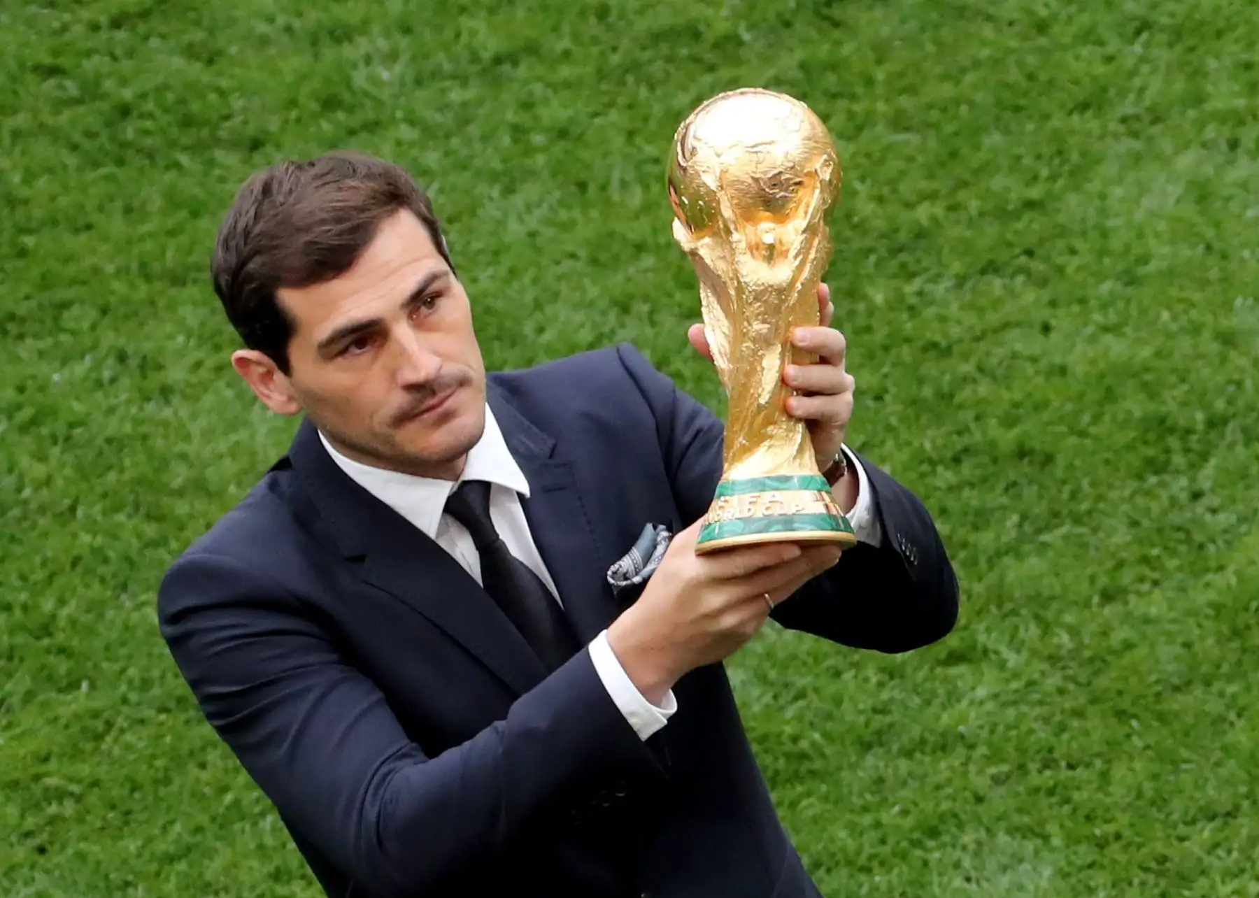 El portero español Iker Casillas presenta el trofeo de la Copa Mundial antes del partido de la Copa Mundial de la FIFA 2018 Un partido de fútbol preliminar entre Rusia y Arabia Saudita en Moscú. Foto: EFE