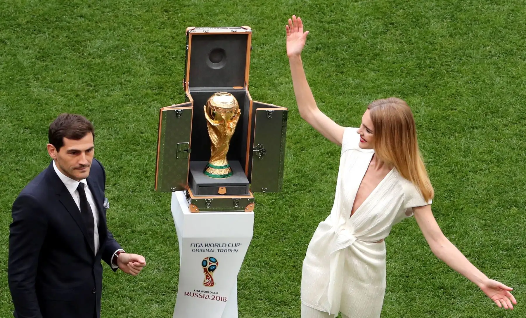 El portero español Iker Casillas  y la modelo rusa Natalia Vodianova presentan el trofeo de la Copa Mundial antes del partido de la Copa Mundial de la FIFA 2018 Un partido de fútbol preliminar preliminar entre Rusia y Arabia Saudita en Moscú, Rusia. EFE