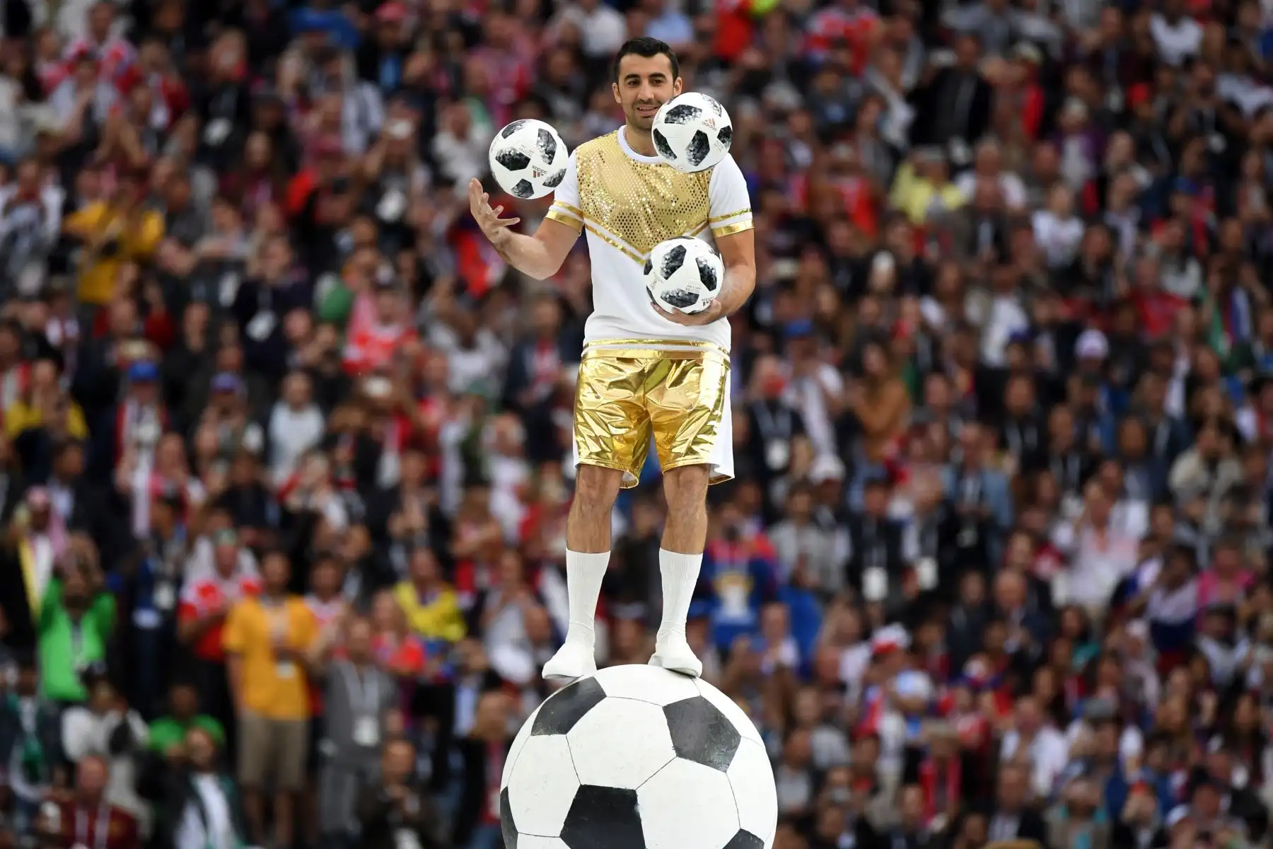 Artista hace malabares con 3 balones de fútbol durante la Ceremonia de Apertura antes del partido de fútbol Rusia A del Grupo A de la Copa Mundial 2018 entre Rusia y Arabia Saudita en el Estadio Luzhniki en Moscú. AFP