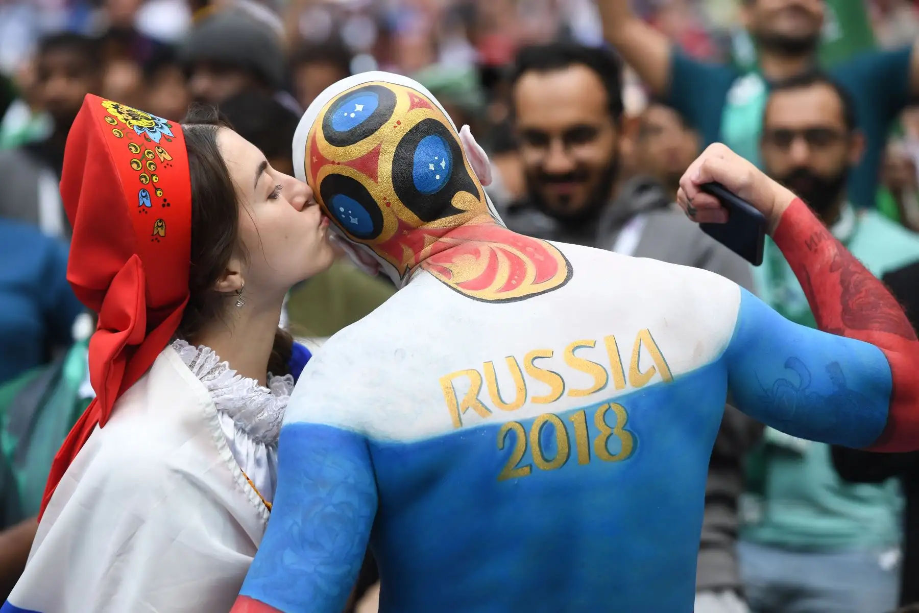Fanático de Rusia besa a otro seguidor antes del comienzo del partido de fútbol del Grupo A de la Copa Mundial Rusia 2018 entre Rusia y Arabia Saudita en el Estadio Luzhniki en Moscú