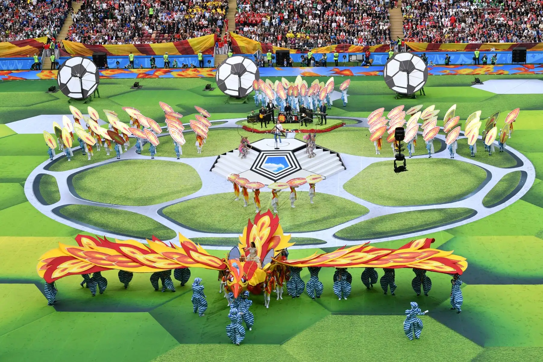 Ceremonia de apertura antes del partido de fútbol de la Copa Mundial Rusia 2018 A entre Rusia y Arabia Saudita en el Estadio Luzhniki de Moscú. AFP