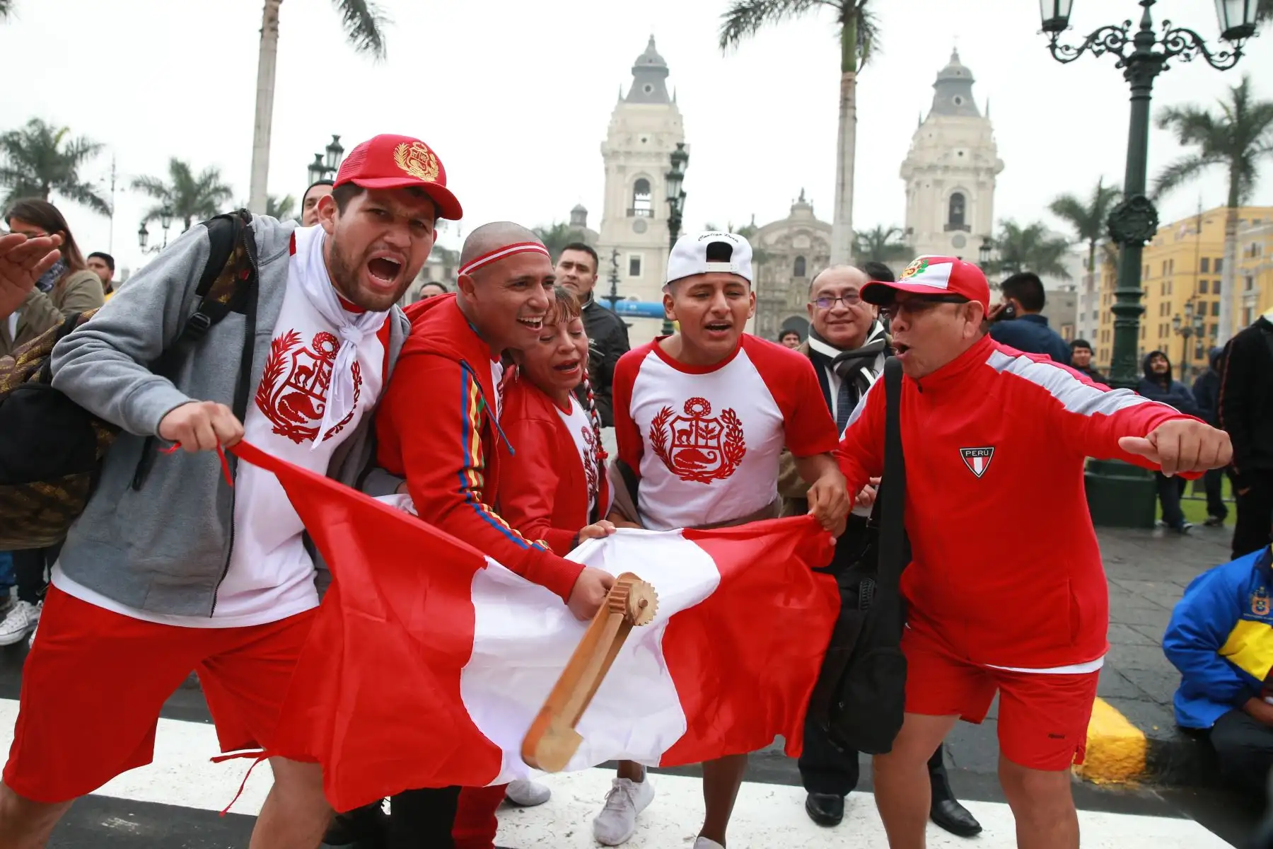 Aficionados esperan el inicio inaugural del mundial Rusia 2018 en la plaza mayor de Lima. 
 Foto: ANDINA/Vidal Tarqui