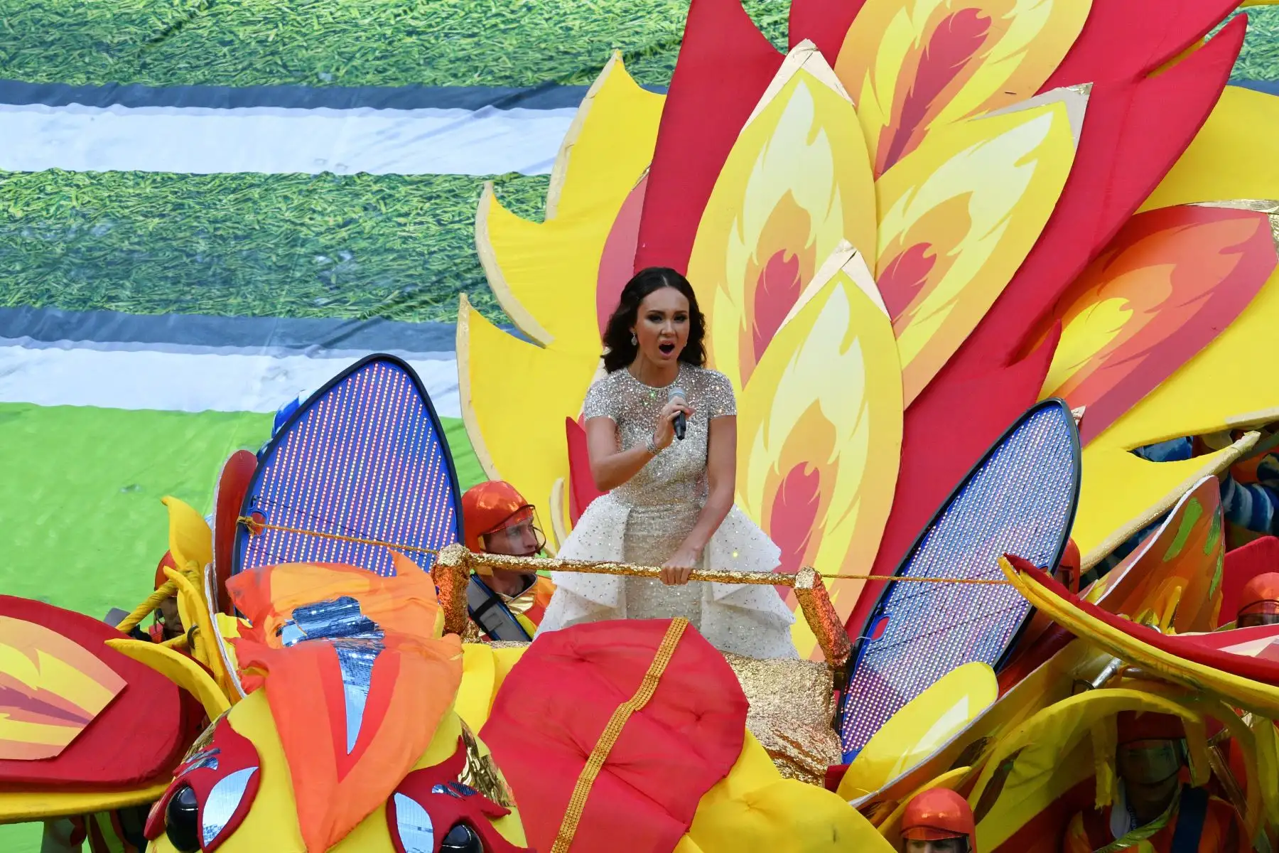 La soprano rusa Aida Garifullina se presenta durante la ceremonia de apertura antes del partido de fútbol de la Copa del Mundo Rusia 2018 Grupo A entre Rusia y Arabia Saudita en el Estadio Luzhniki en Moscú. AFP
