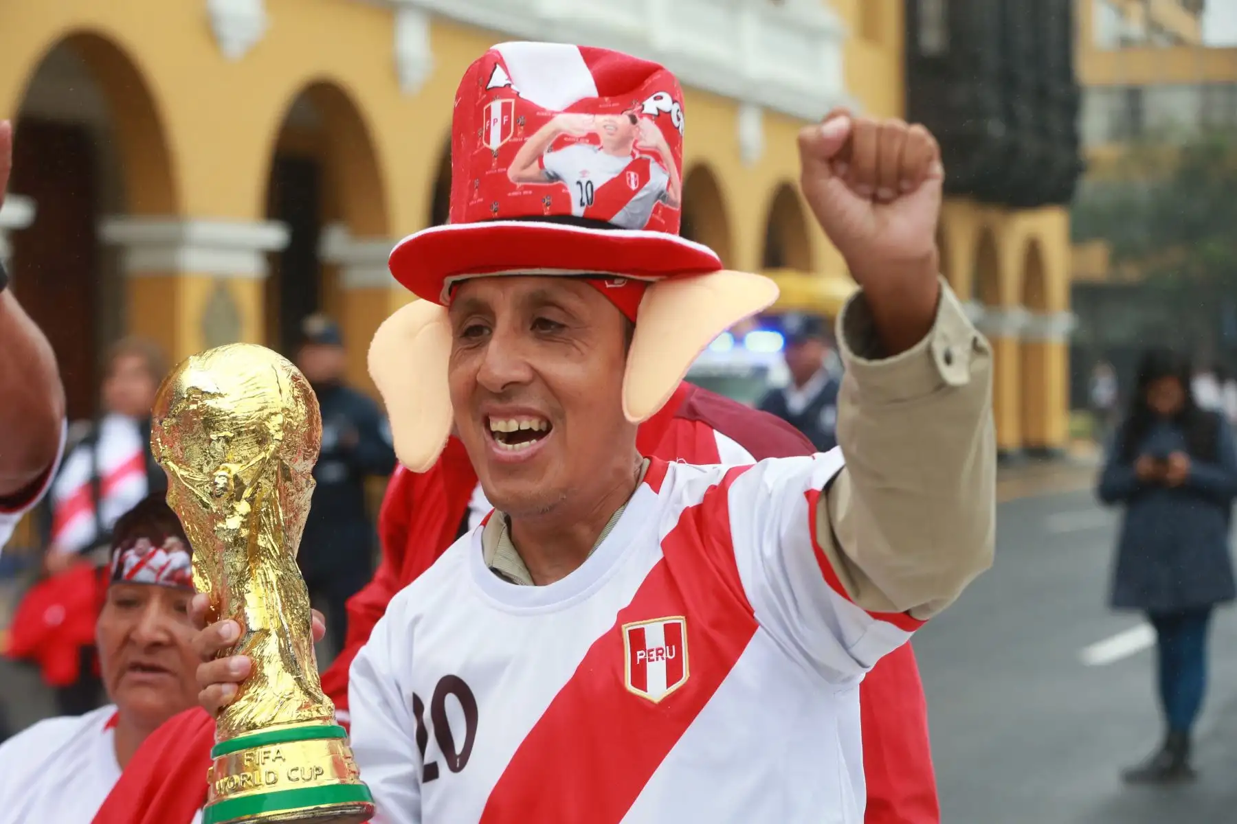 Aficionados esperan el inicio inaugural del mundial Rusia 2018 en la plaza mayor de Lima. 
 Foto: ANDINA/Vidal Tarqui