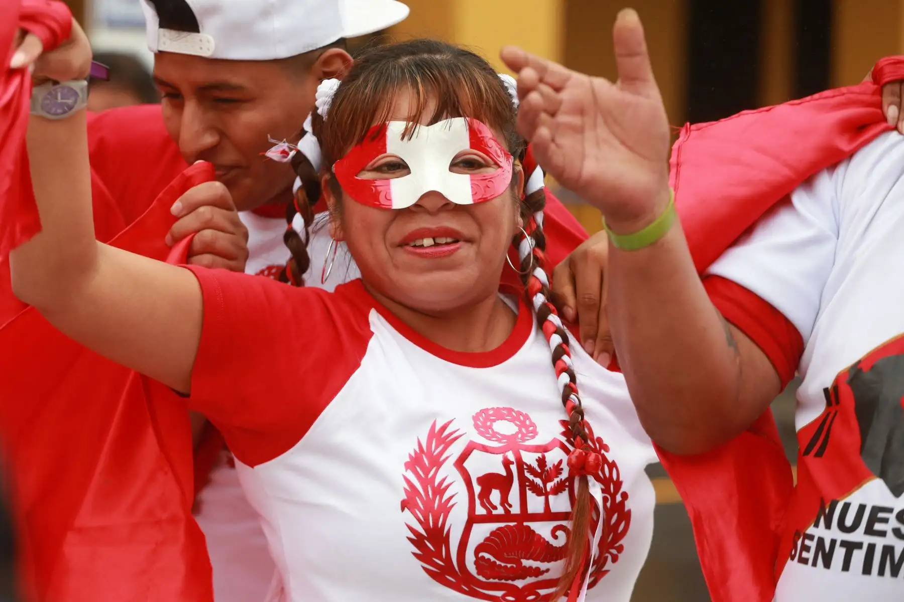 Aficionados esperan el inicio inaugural del mundial Rusia 2018 en la plaza mayor de Lima. 
 Foto: ANDINA/Vidal Tarqui