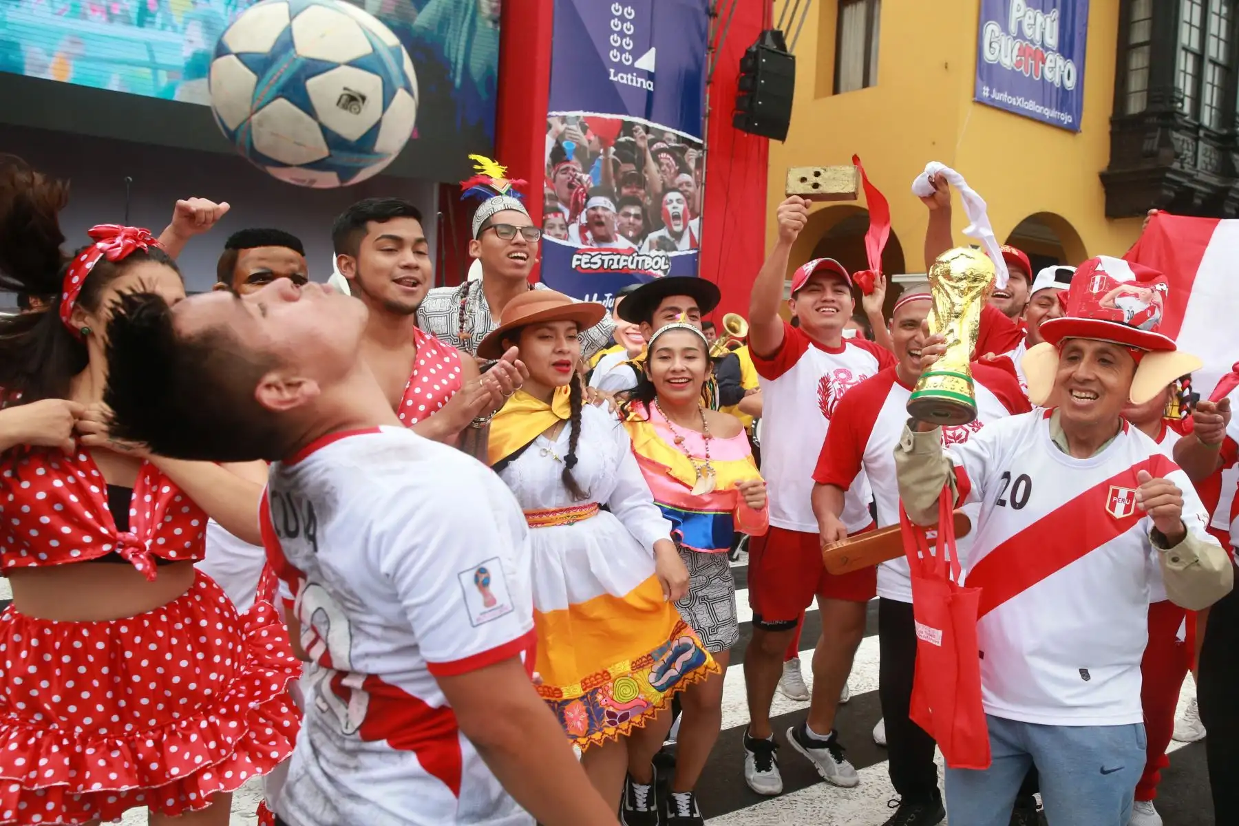 Aficionados esperan el inicio inaugural del mundial Rusia 2018 en la plaza mayor de Lima. 
 Foto: ANDINA/Vidal Tarqui