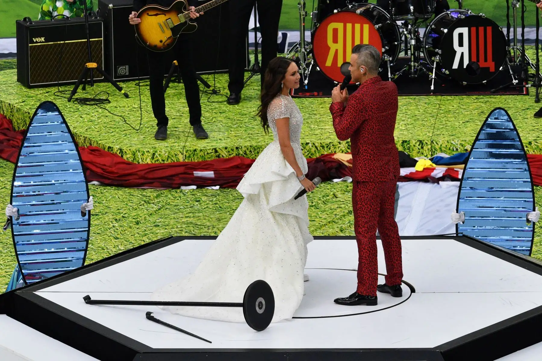 La soprano rusa Aida Garifullina y el cantante británico Robbie Williams se presentan durante la ceremonia de apertura antes del partido de fútbol Rusia A del Grupo A de la Copa Mundial 2018 entre Rusia y Arabia Saudita en el Estadio Luzhniki en Moscú. AFP