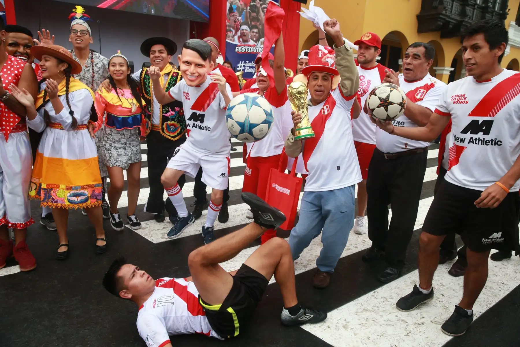 Aficionados esperan el inicio inaugural del mundial Rusia 2018 en la plaza mayor de Lima. 
 Foto: ANDINA/Vidal Tarqui