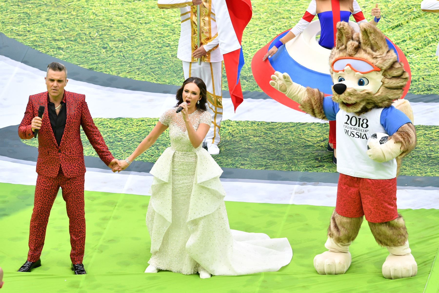 La soprano rusa Aida Garifullina y el cantante británico Robbie Williams se presentan durante la ceremonia de apertura antes del partido de fútbol Rusia A del Grupo A de la Copa Mundial 2018 entre Rusia y Arabia Saudita en el Estadio Luzhniki en Moscú. Foto: AFP