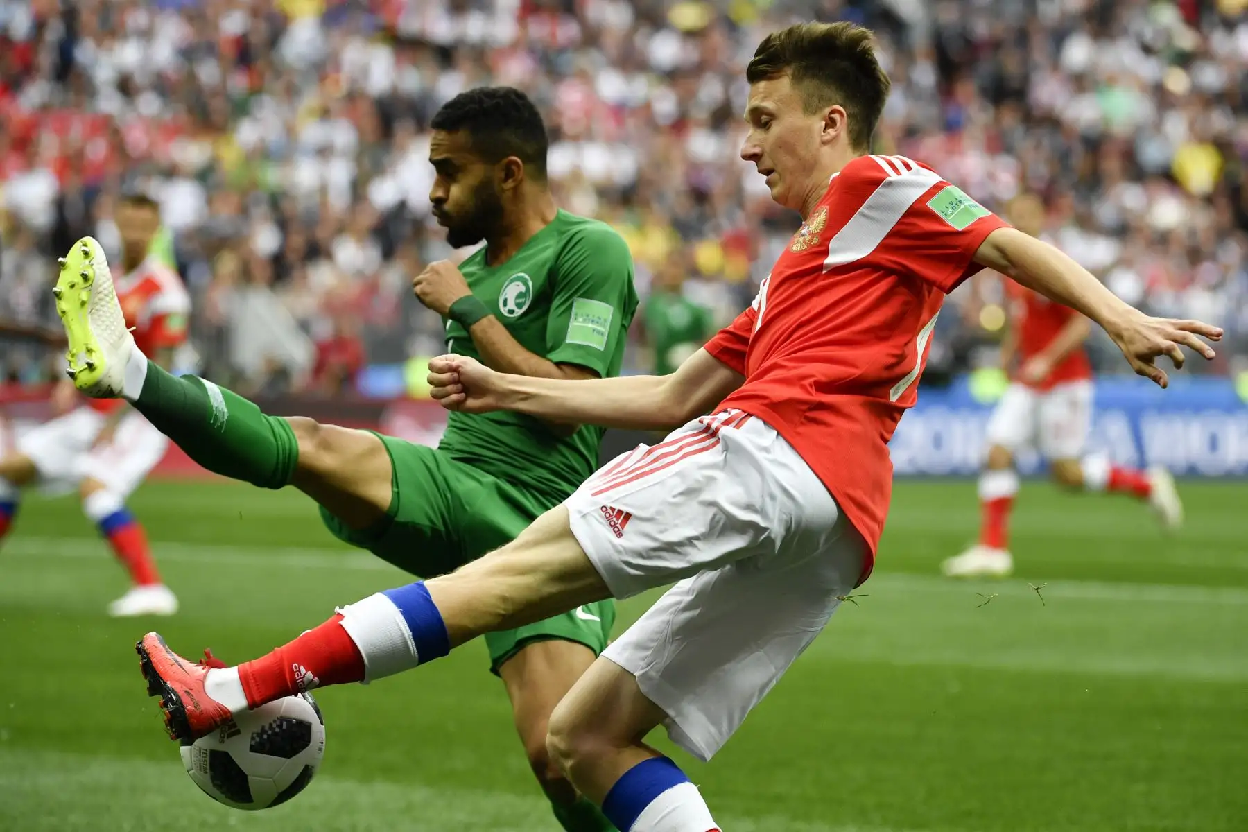 El centrocampista ruso Aleksandr Golovin (R) y el defensor de Arabia Saudita Mohammed Al-Breik compiten por el balón durante el partido de fútbol Rusia A del Grupo A entre Rusia y Arabia Saudita en el Estadio Luzhniki de Moscú. Foto: AFP