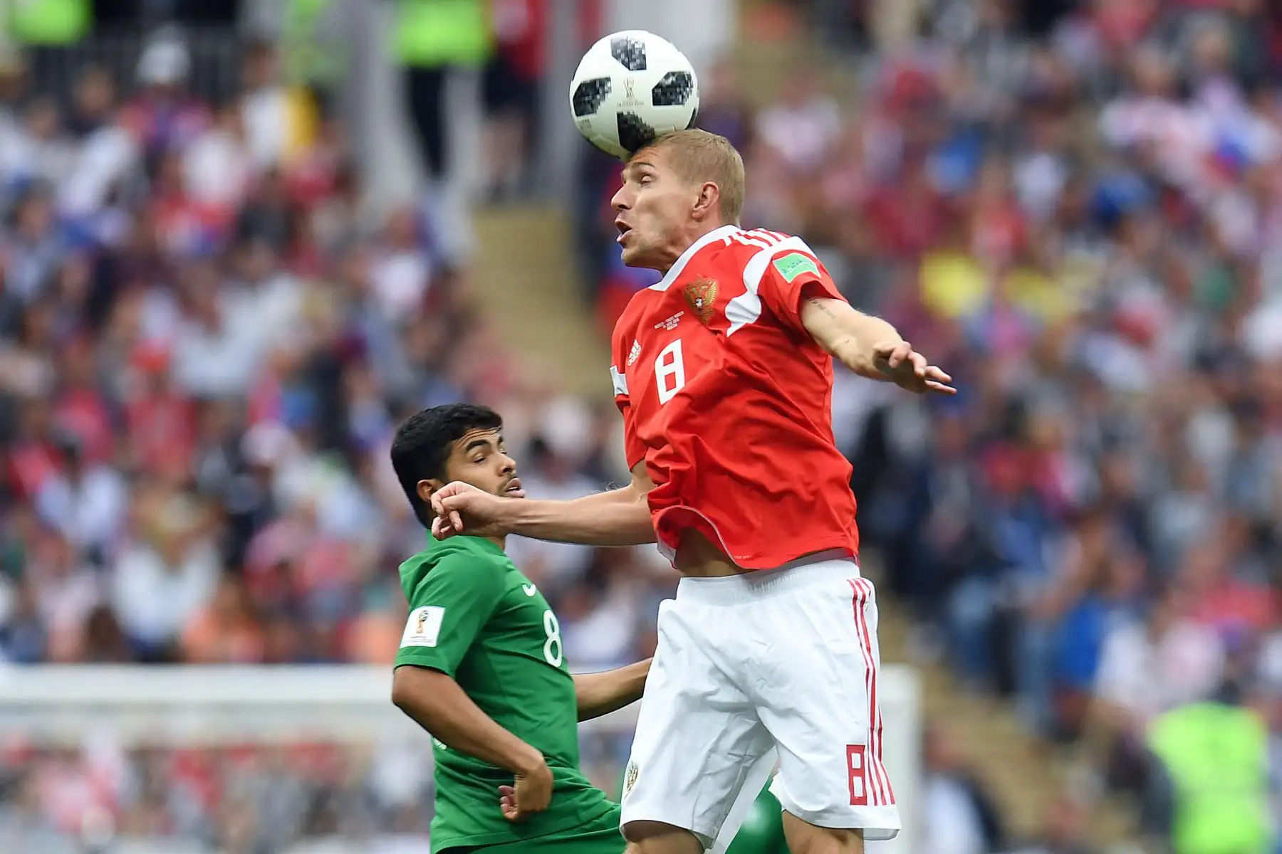 El mediocampista de Arabia Saudita Yahya Al-Shehri (L) compite con el centrocampista ruso Yuri Gazinskiy durante el partido de fútbol Rusia A del Grupo A de la Copa Mundial 2018 entre Rusia y Arabia Saudita en el Estadio Luzhniki de Moscú. Foto: AFP