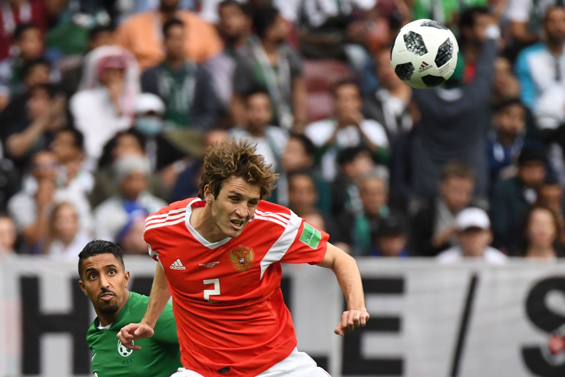 El delantero saudita Salem Al-Dawsari (L) compite con el defensor ruso Mario Fernandes durante el partido de fútbol del Grupo A de la Copa Mundial Rusia 2018 entre Rusia y Arabia Saudita. AFP
