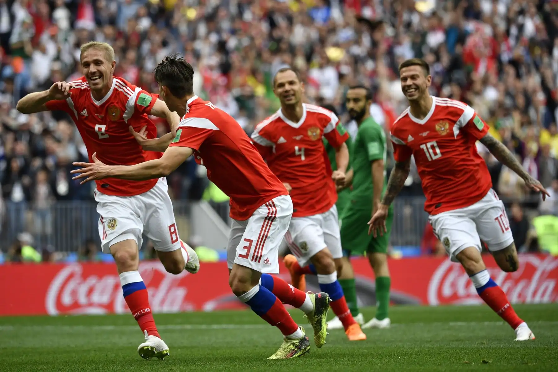 El centrocampista ruso Yuri Gazinskiy (izq.) Celebra el gol de apertura con sus compañeros durante el partido de fútbol del Grupo A entre Rusia y Arabia Saudita Rusia 2018 en el Estadio Luzhniki de Moscú