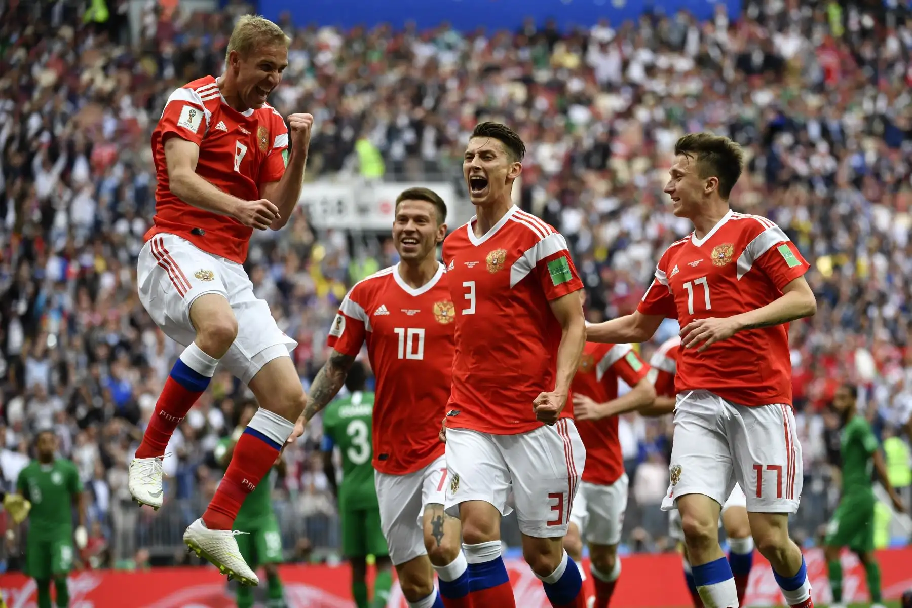 El centrocampista ruso Yuri Gazinskiy (izq.) Celebra el gol de apertura con sus compañeros durante el partido de fútbol del Grupo A entre Rusia y Arabia Saudita Rusia 2018 en el Estadio Luzhniki de Moscú. Foto: AFP