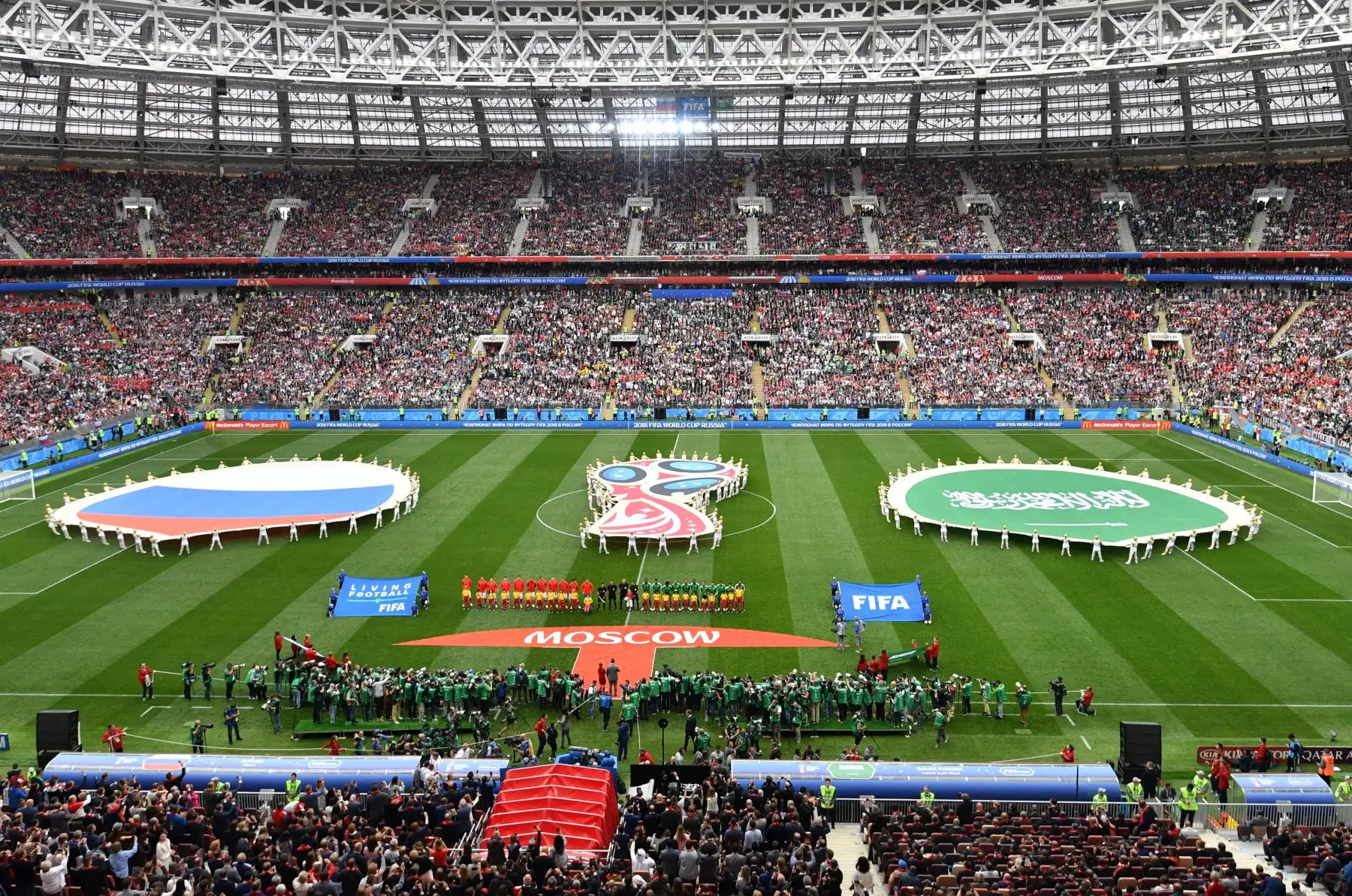 Jugadores de Rusia (centro L) y Arabia Saudita (centro R) se alinean antes del partido de fútbol Rusia A de la Copa Mundial 2018 entre Rusia y Arabia Saudita en el Estadio Luzhniki en Moscú. Foto: AFP