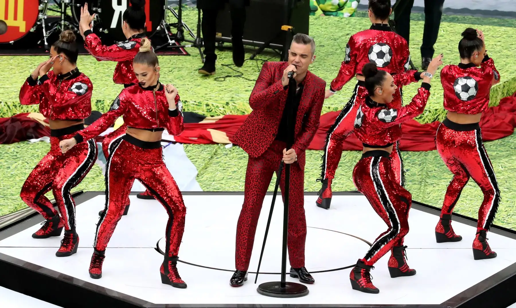El cantante inglés Robbie Williams se presenta durante la ceremonia de apertura antes del partido de la Copa Mundial de la FIFA 2018 Un partido de fútbol preliminar entre Rusia y Arabia Saudita en Moscú, Rusia. Foto: EFE