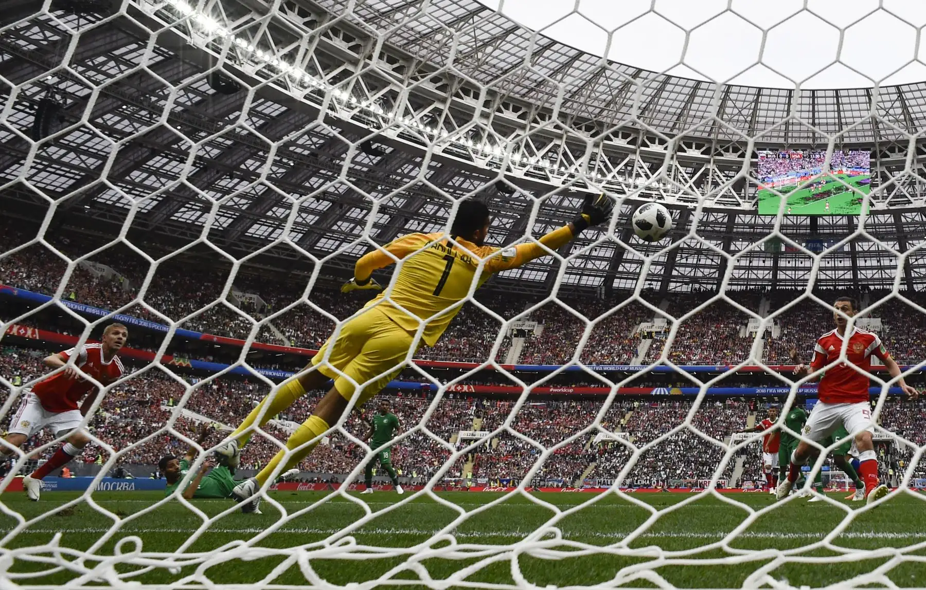 El centrocampista ruso Yuri Gazinskiy (L) anotó el gol de apertura después del arquero de Arabia Saudita Abdullah Al-Mayouf durante el partido de fútbol Rusia A del Grupo A de la Copa Mundial 2018 entre Rusia y Arabia Saudita en el Estadio Luzhniki en Moscú el 14 de junio de 2018.Foto: AFP
