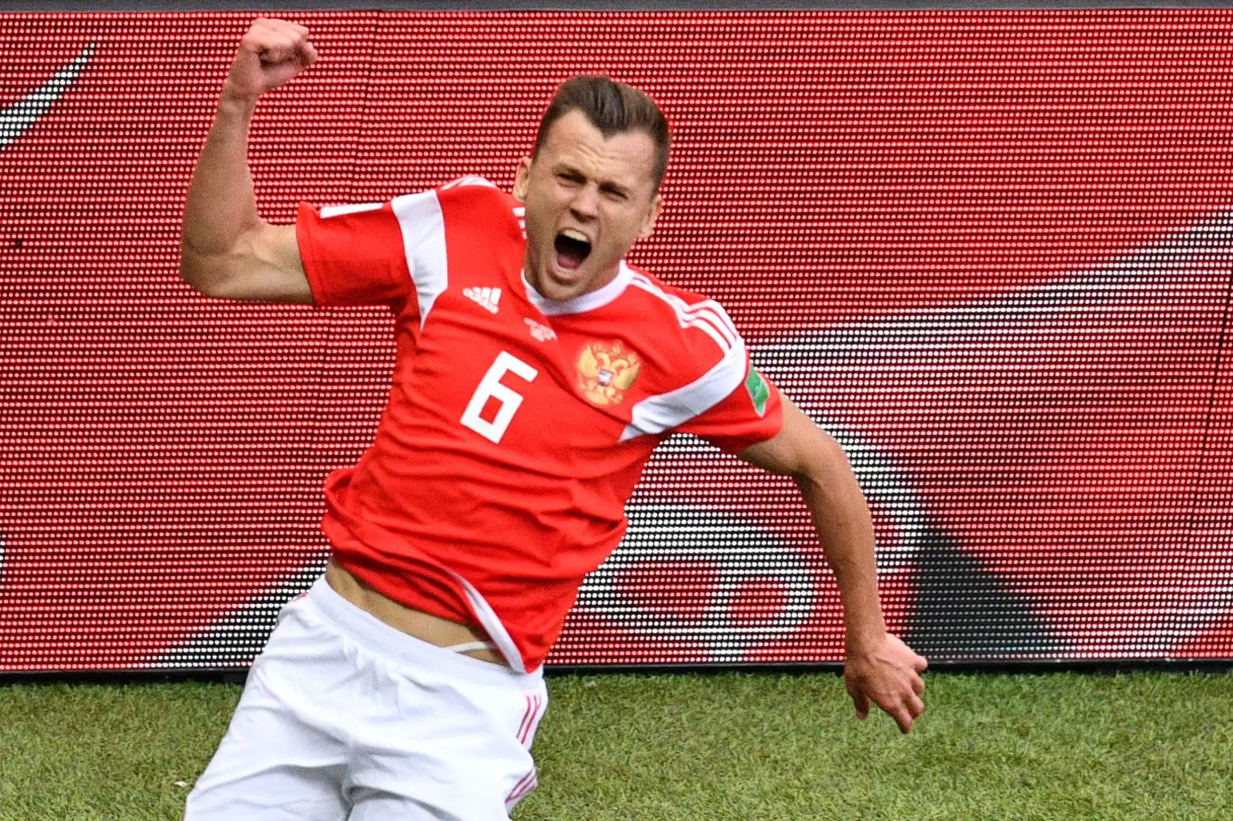 El mediocampista ruso Denis Cheryshev (topC) marca su segundo gol durante el partido de fútbol del Grupo A de la Copa Mundial Rusia 2018 entre Rusia y Arabia Saudita en el Estadio Luzhniki de Moscú. Foto: AFP