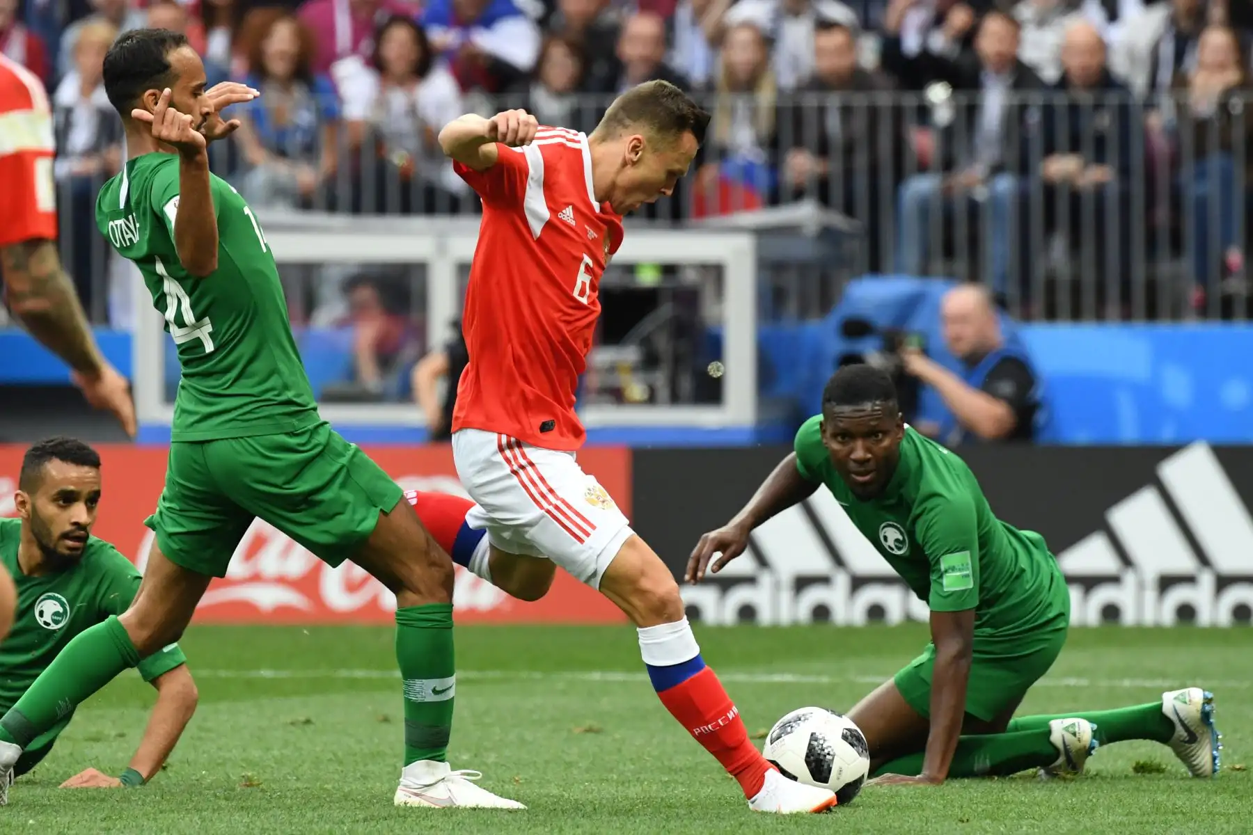 El mediocampista ruso Denis Cheryshev (topC) marca su segundo gol durante el partido de fútbol del Grupo A de la Copa Mundial Rusia 2018 entre Rusia y Arabia Saudita en el Estadio Luzhniki de Moscú. Foto: AFP