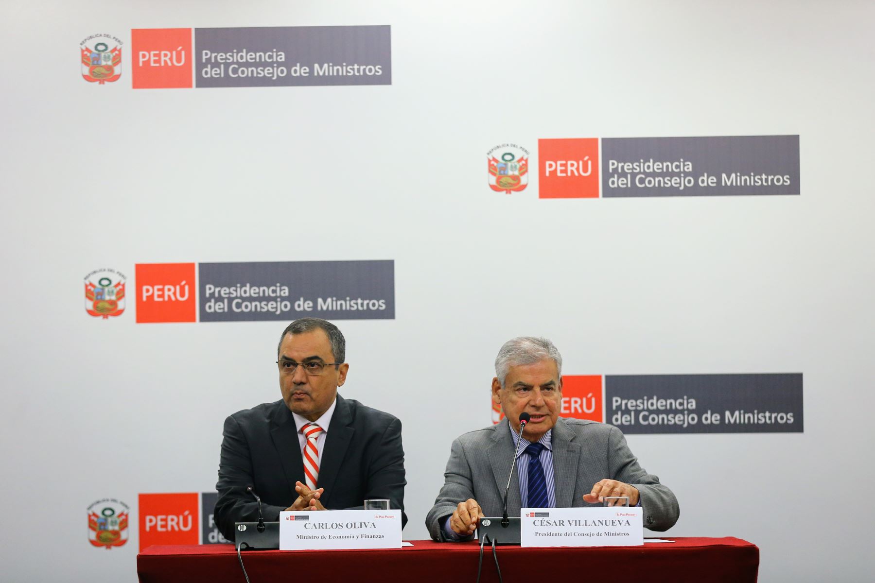 Ministro de Economía y Finanzas, Carlos Oliva y jefe del Gabinete ministerial, César Villanueva. ANDINA/Luis Iparraguirre