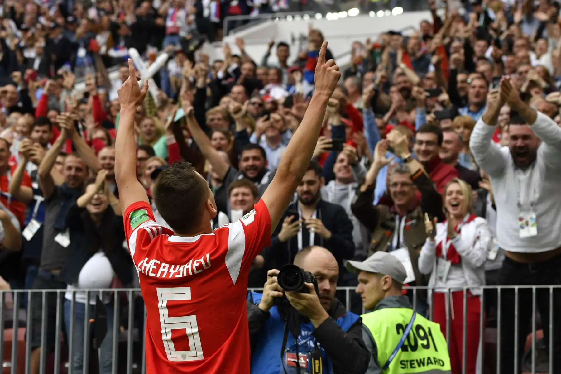 El centrocampista de Rusia Denis Cheryshev celebra anotar el gol de 2-0 durante el partido de fútbol del Grupo A de la Copa Mundial Rusia 2018 entre Rusia y Arabia Saudita en el Estadio Luzhniki de Moscú. Foto:AFP