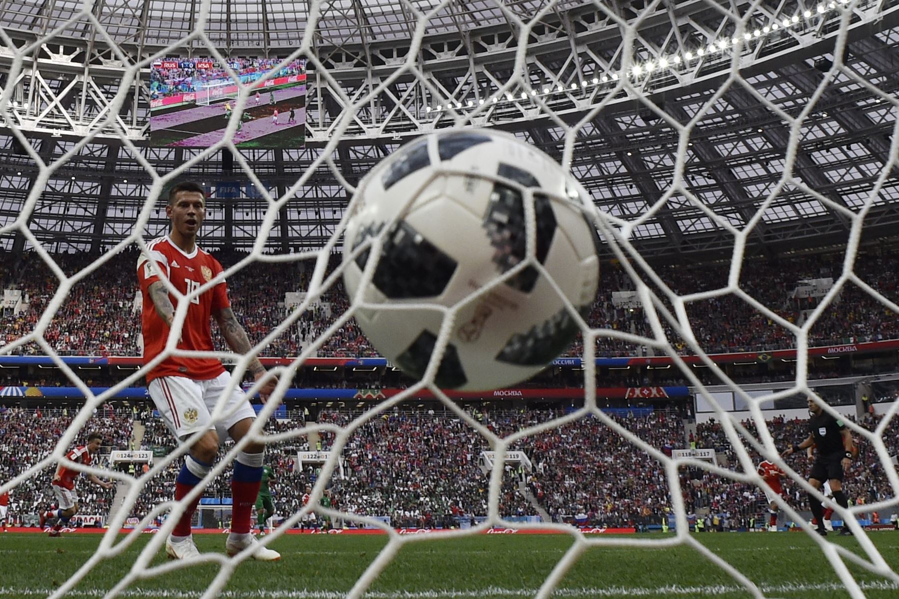 El centrocampista de Rusia Denis Cheryshev (no en la foto) marca el gol de 2-0 durante el partido de fútbol Rusia A del Grupo A de la Copa Mundial 2018 entre Rusia y Arabia Saudita en el Estadio Luzhniki de Moscú. Foto: AFP