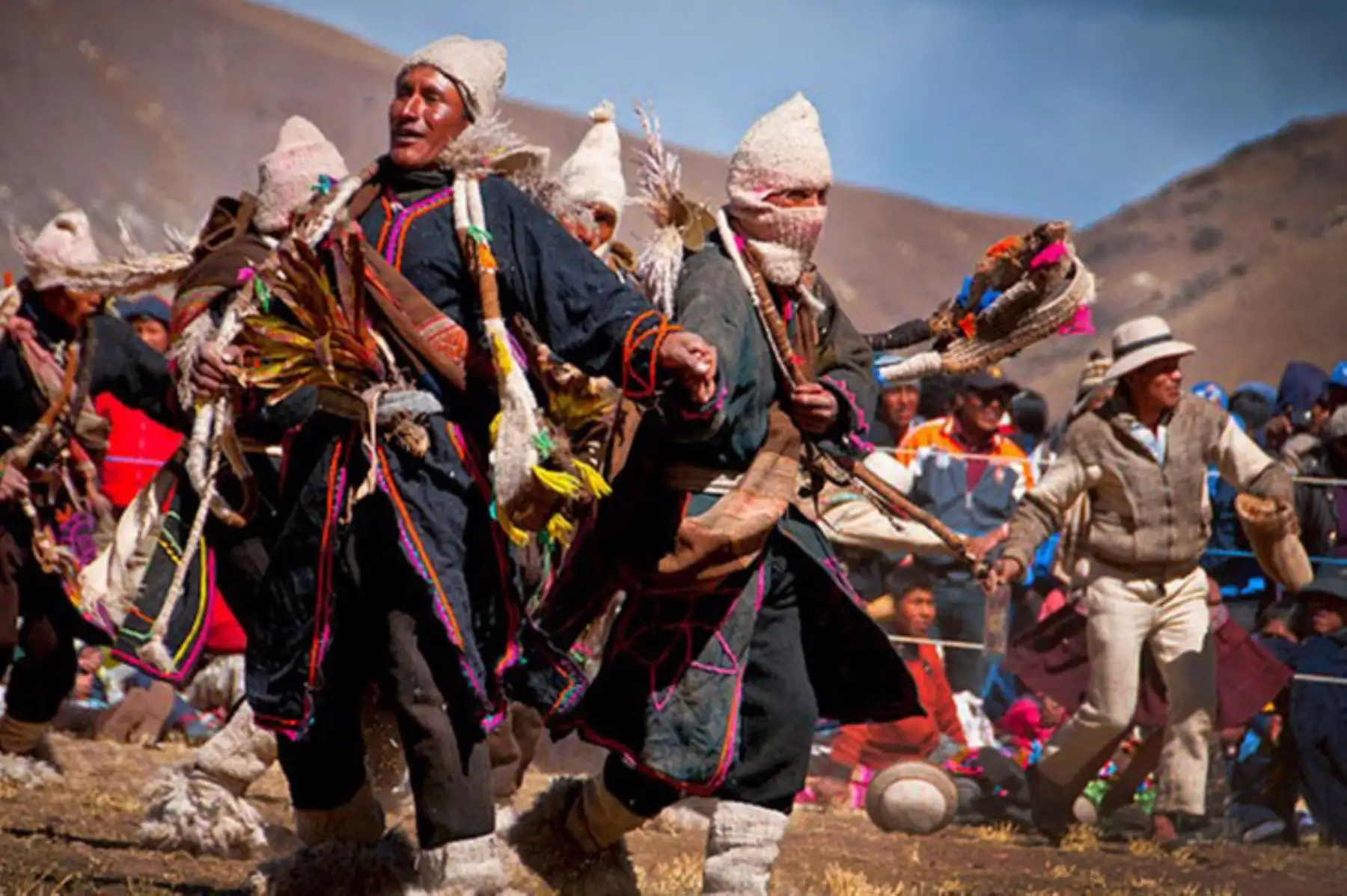 El Ministerio de Cultura declaró Patrimonio Cultural de la Nación a la danza Los Unkakus, de las comunidades campesinas de Pacaje, Tantamaco-Ninahuisa y Ccatacancha, del distrito de Macusani, provincia de Carabaya, departamento de Puno, por ser una manifestación cultural que refleja la estrecha relación de la población con su historia y cultura local a través de narraciones orales. Foto: Víctor Neyra/Internet
