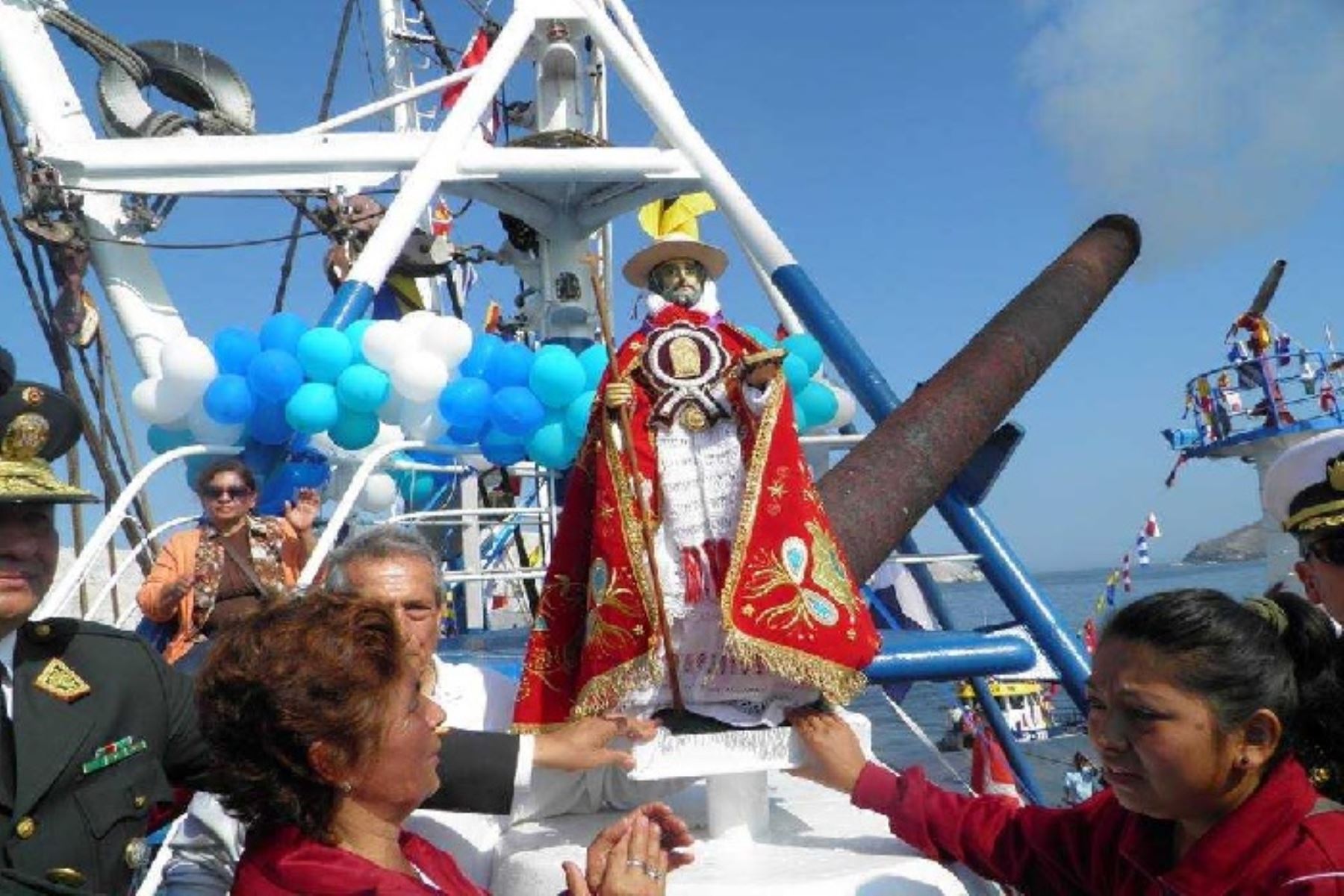 El paseo de "San Pedrito" por el mar, es una de las actividades más esperadas.