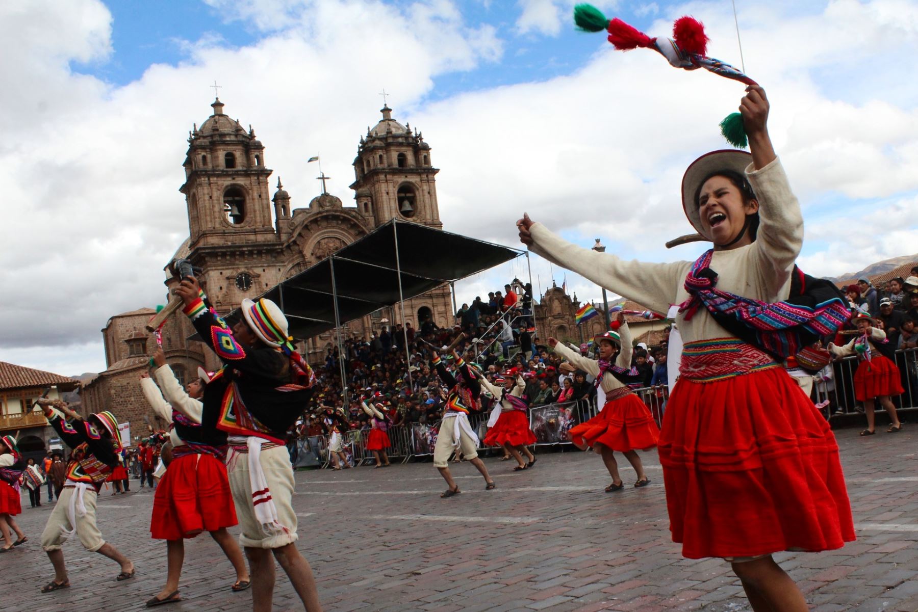 Escolares ofrecen un colorido homenaje a la ciudad de Cusco por su mes jubilar. ANDINA/Percy Hurtado