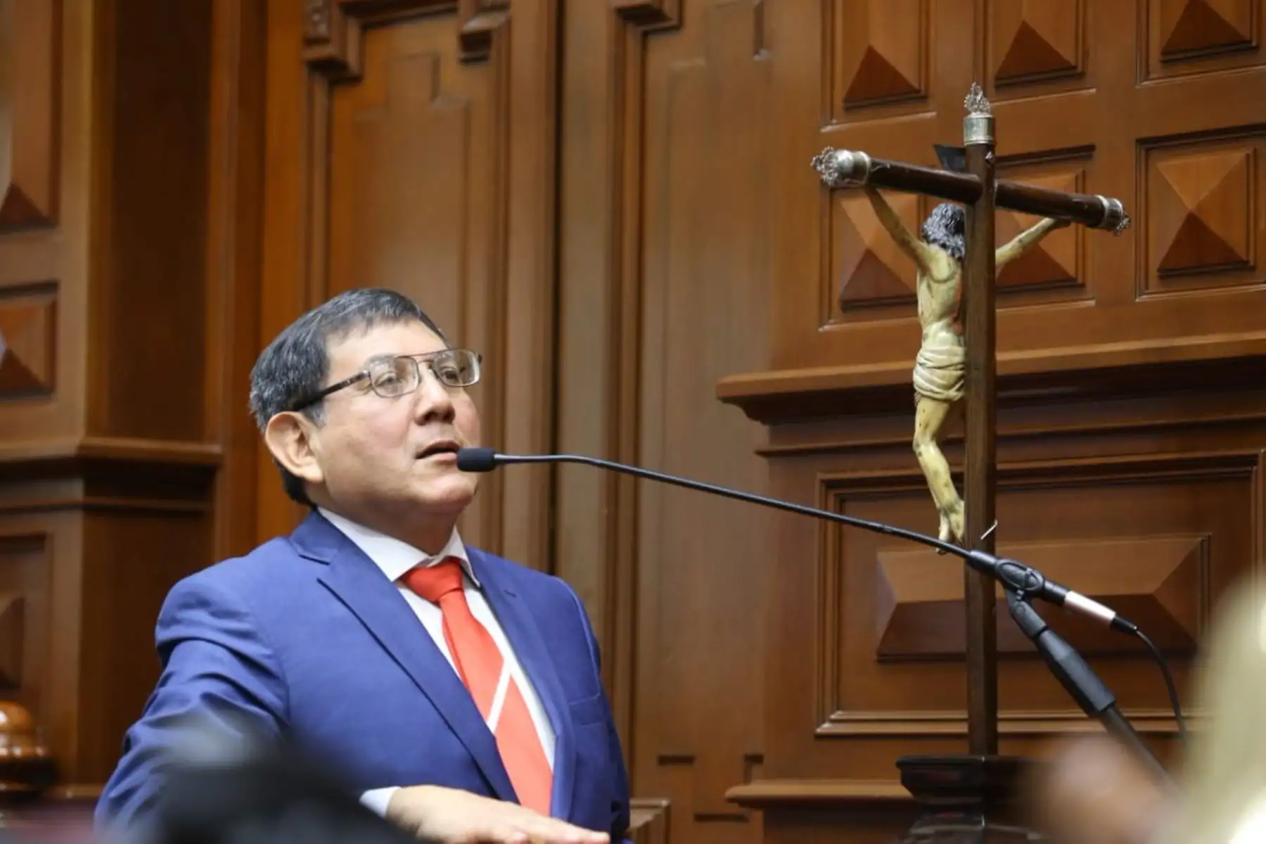 Congresista accesitario Ángel Neyra.