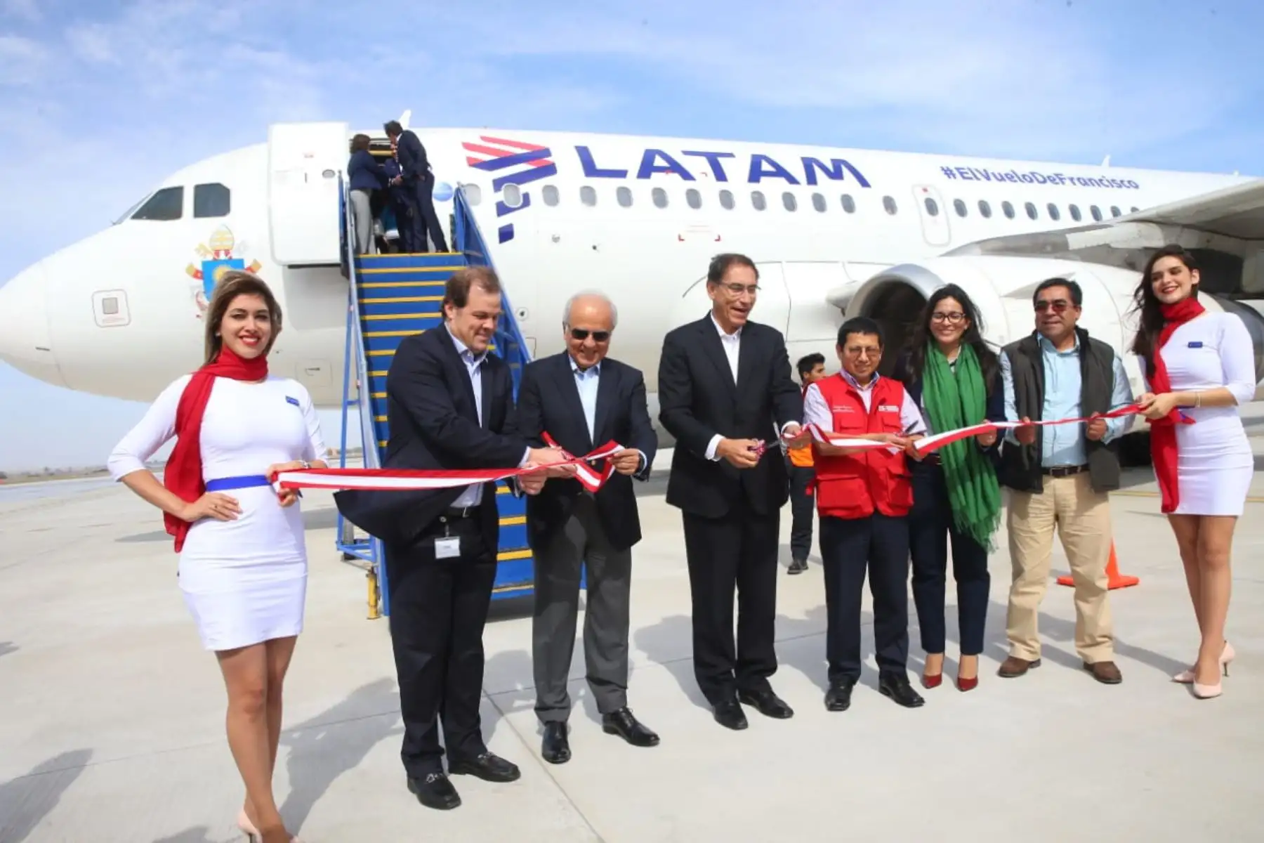 El presidente Martín Vizcarra se encuentra en el aeropuerto internacional de Pisco para recibir el vuelo inaugural Cusco-Pisco que permitirá promover la mayor visita de turistas a  Ica, uno de los destinos más atractivos de nuestro país.Foto: ANDINA/Prensa Presidencia