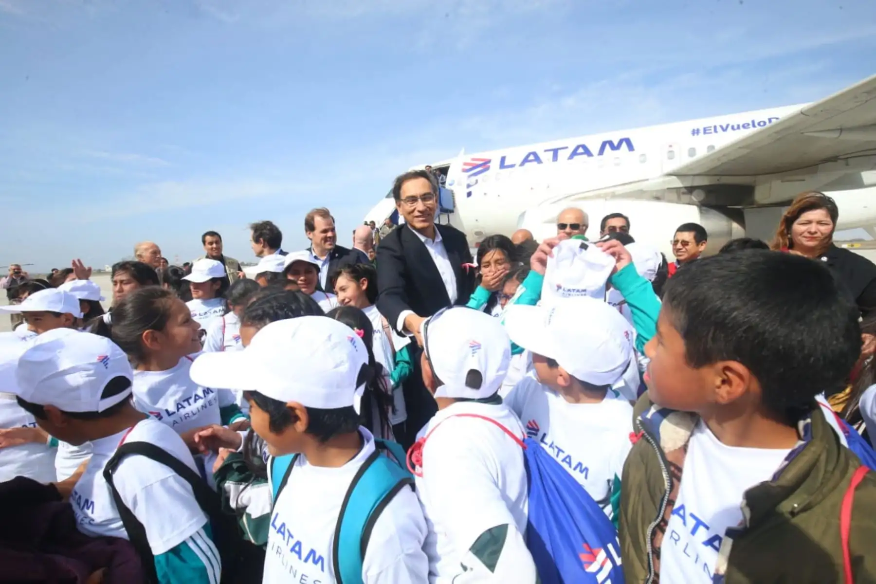 El presidente Martín Vizcarra se encuentra en el aeropuerto internacional de Pisco para recibir el vuelo inaugural Cusco-Pisco que permitirá promover la mayor visita de turistas a  Ica, uno de los destinos más atractivos de nuestro país.Foto: ANDINA/Prensa Presidencia