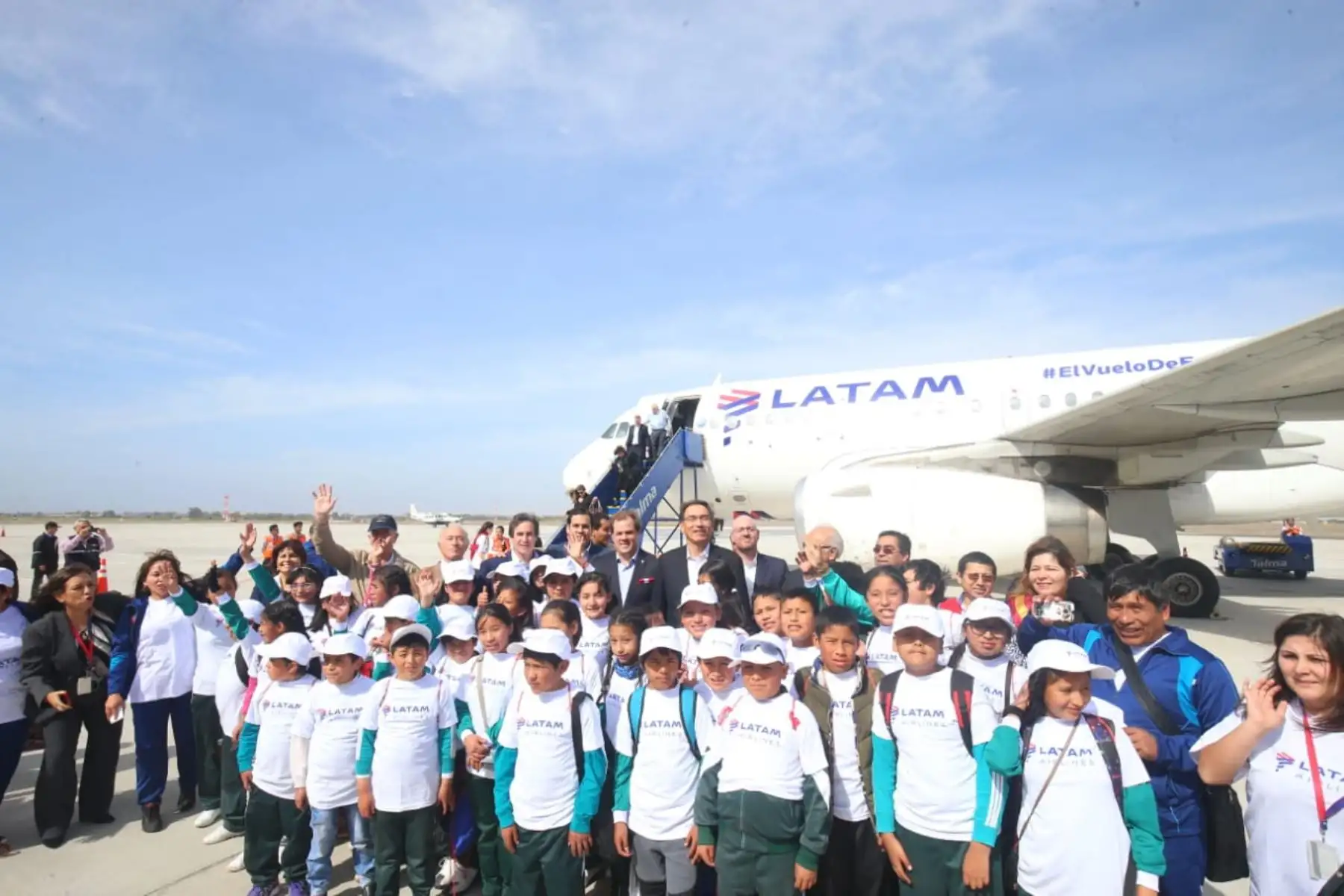 El presidente Martín Vizcarra se encuentra en el aeropuerto internacional de Pisco para recibir el vuelo inaugural Cusco-Pisco que permitirá promover la mayor visita de turistas a  Ica, uno de los destinos más atractivos de nuestro país.Foto: ANDINA/Prensa Presidencia