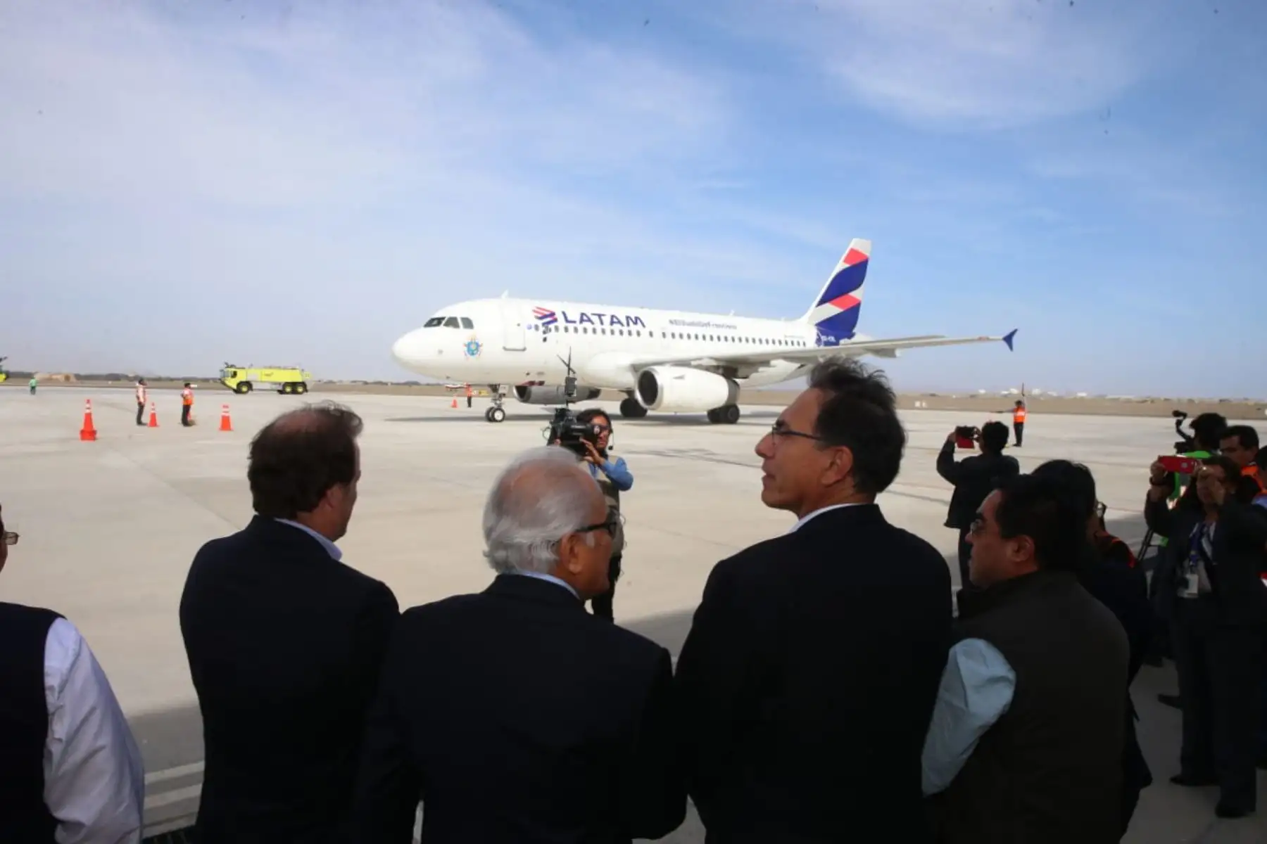 El presidente Martín Vizcarra se encuentra en el aeropuerto internacional de Pisco para recibir el vuelo inaugural Cusco-Pisco que permitirá promover la mayor visita de turistas a  Ica, uno de los destinos más atractivos de nuestro país.Foto: ANDINA/Prensa Presidencia