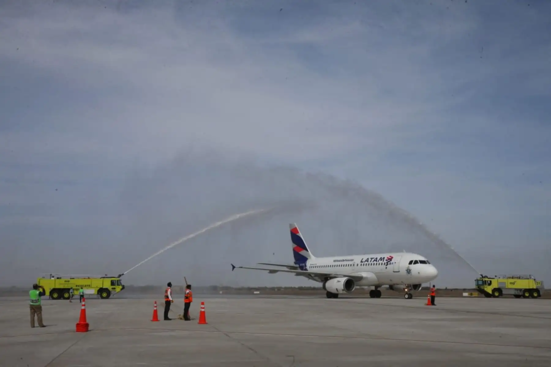 El presidente Martín Vizcarra se encuentra en el aeropuerto internacional de Pisco para recibir el vuelo inaugural Cusco-Pisco que permitirá promover la mayor visita de turistas a  Ica, uno de los destinos más atractivos de nuestro país.Foto: ANDINA/Prensa Presidencia
