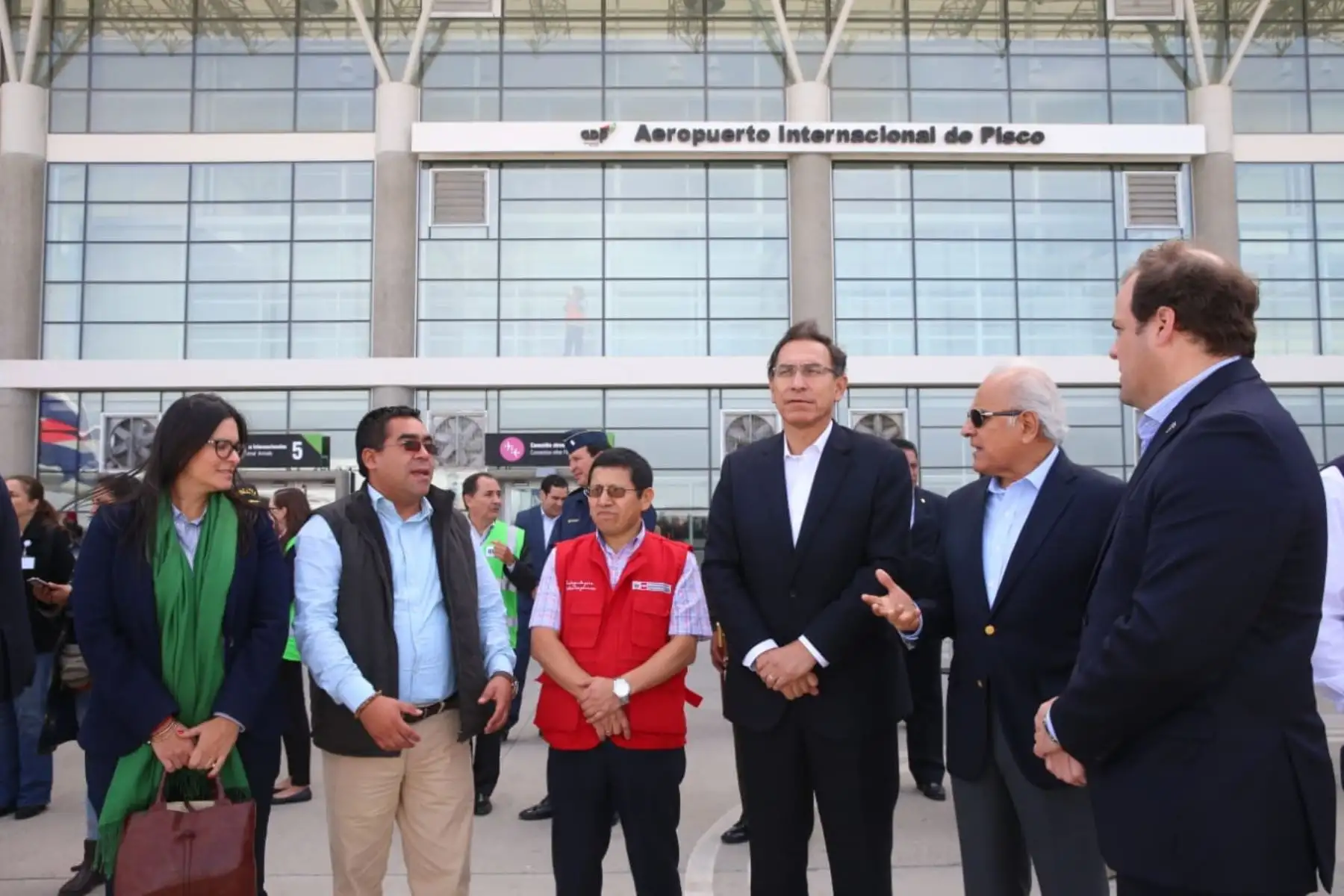 El presidente Martín Vizcarra se encuentra en el aeropuerto internacional de Pisco para recibir el vuelo inaugural Cusco-Pisco que permitirá promover la mayor visita de turistas a  Ica, uno de los destinos más atractivos de nuestro país.Foto: ANDINA/Prensa Presidencia