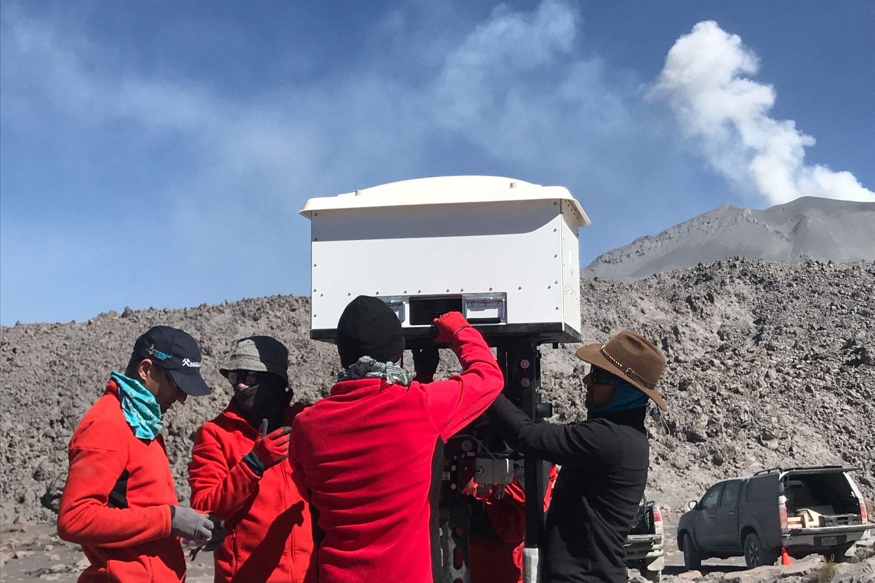 Vulcanólogos franceses y arequipeños instalan radar para monitorear el volcán Sabancaya. ANDINA