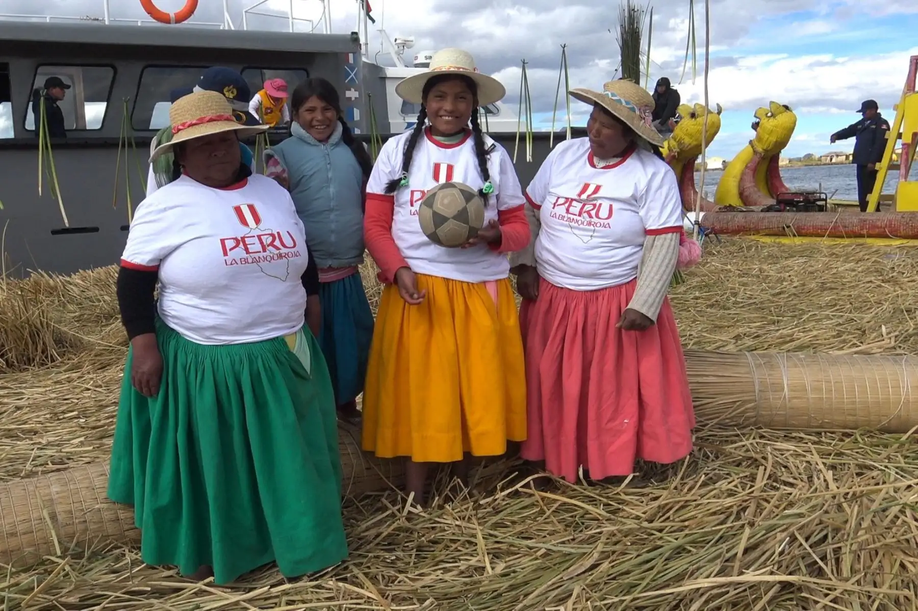 Los Uros dan su aliento a la selección peruana en su debut en el Mundial Rusia 2018. ANDINA