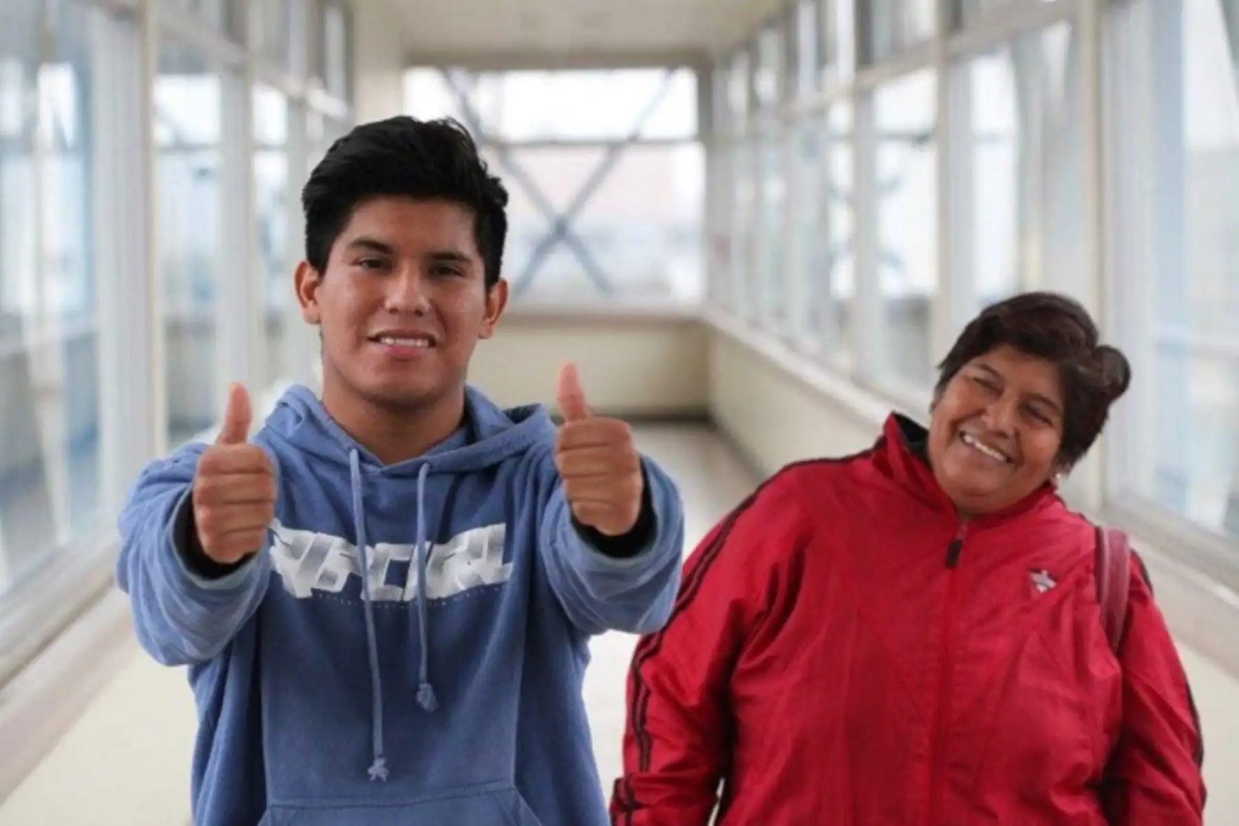 Se trata de Dayán Cruz Chávez (22), a quien le realizaron esta intervención el 1° de junio por padecer de queratocono desde su nacimiento, enfermedad que causa la deformación progresiva de la córnea.