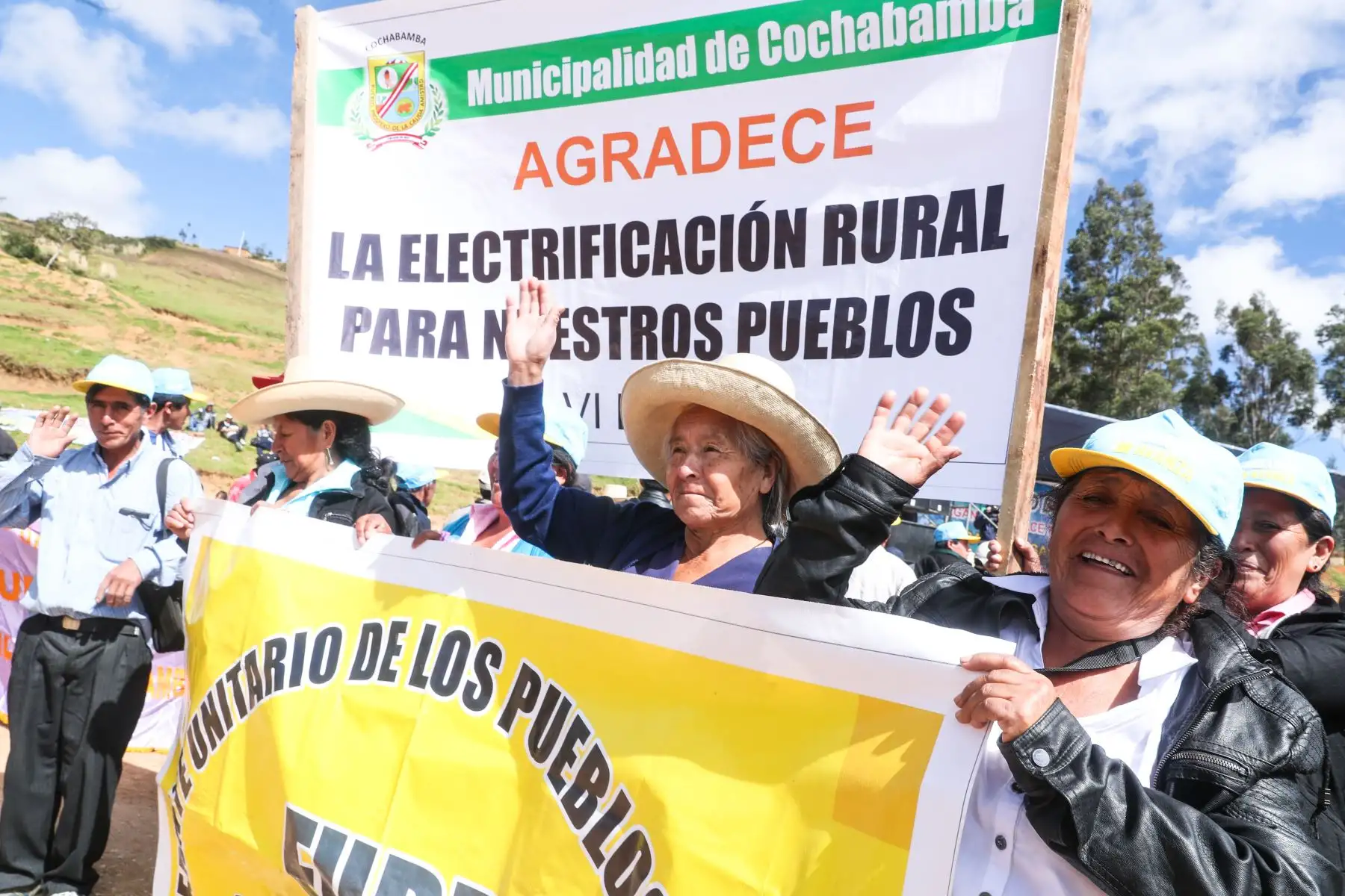 El ministro de Energía y Minas, Francisco Ísmodes, llegó a la provincia de Cutervo para colocar el primer poste del que será el gran proyecto de Electrificación Integral para siete provincias de Cajamarca (entre ellas Chota, Cutervo, Hualgayoc y Santa Cruz),  obra que involucra una inversión de 105 millones de soles. Foto: ANDINA/Minem