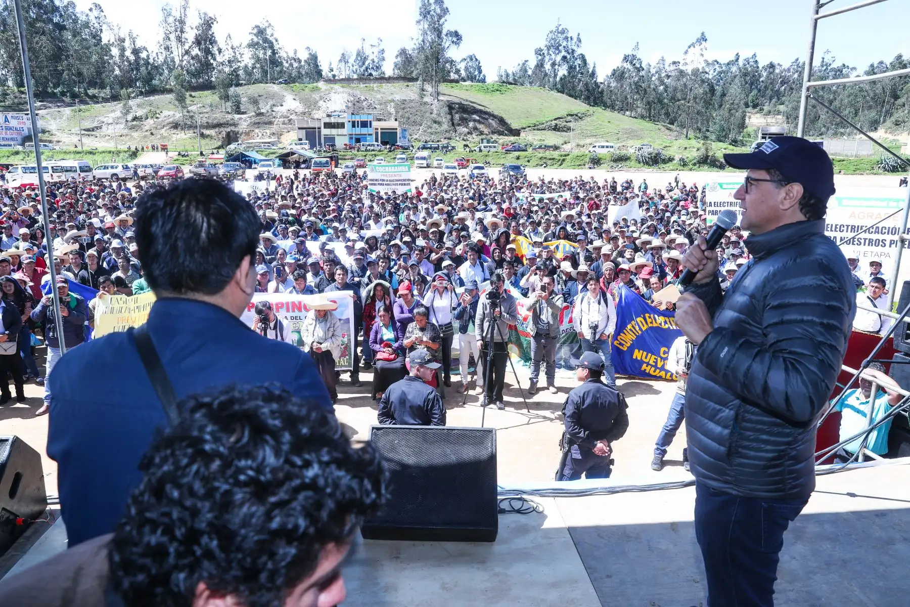 El ministro de Energía y Minas, Francisco Ísmodes, llegó a la provincia de Cutervo para colocar el primer poste del que será el gran proyecto de Electrificación Integral para siete provincias de Cajamarca (entre ellas Chota, Cutervo, Hualgayoc y Santa Cruz),  obra que involucra una inversión de 105 millones de soles. Foto: ANDINA/Minem