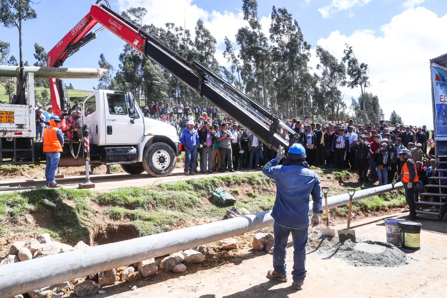 El ministro de Energía y Minas, Francisco Ísmodes, llegó a la provincia de Cutervo para colocar el primer poste del que será el gran proyecto de Electrificación Integral para siete provincias de Cajamarca (entre ellas Chota, Cutervo, Hualgayoc y Santa Cruz),  obra que involucra una inversión de 105 millones de soles. Foto: ANDINA/Minem