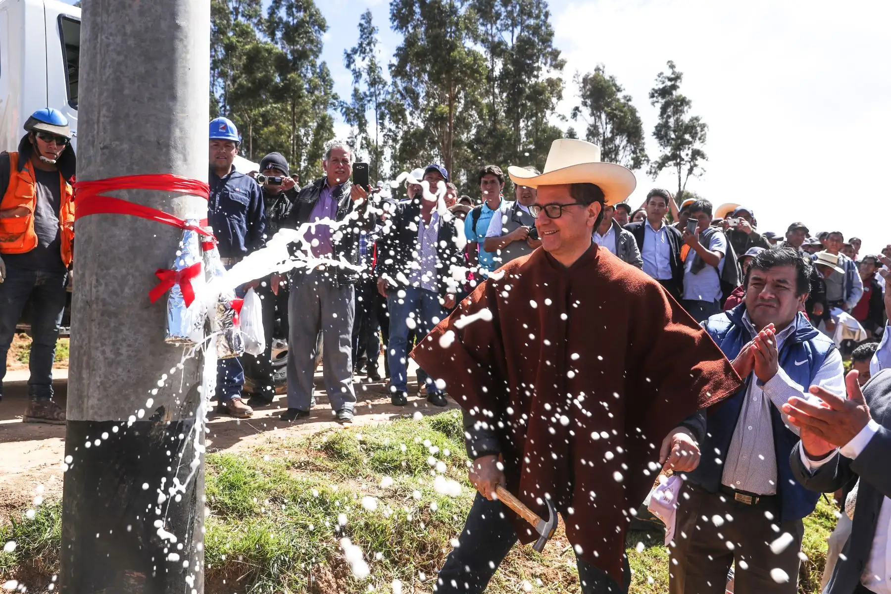 El ministro de Energía y Minas, Francisco Ísmodes, llegó a la provincia de Cutervo para colocar el primer poste del que será el gran proyecto de Electrificación Integral para siete provincias de Cajamarca (entre ellas Chota, Cutervo, Hualgayoc y Santa Cruz),  obra que involucra una inversión de 105 millones de soles. Foto: ANDINA/Minem