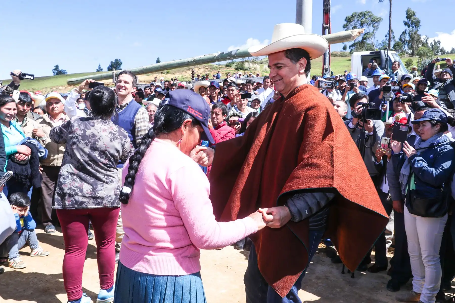 El ministro de Energía y Minas, Francisco Ísmodes, llegó a la provincia de Cutervo para colocar el primer poste del que será el gran proyecto de Electrificación Integral para siete provincias de Cajamarca (entre ellas Chota, Cutervo, Hualgayoc y Santa Cruz),  obra que involucra una inversión de 105 millones de soles. Foto: ANDINA/Minem